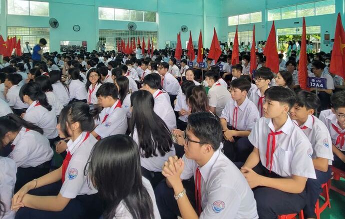 Học sinh Trường Trung học cơ sở và Trung học phổ thông Võ Văn Kiệt tại buổi lễ khai giảng năm học mới.