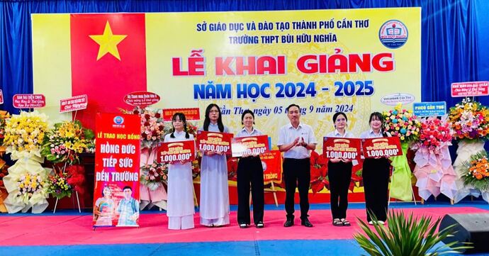 Đại diện Công ty TNHH Hồng Đức trao các suất học bổng tại trường THPT Bùi Hữu Nghĩa, Quận Bình Thủy, TP Cần Thơ.