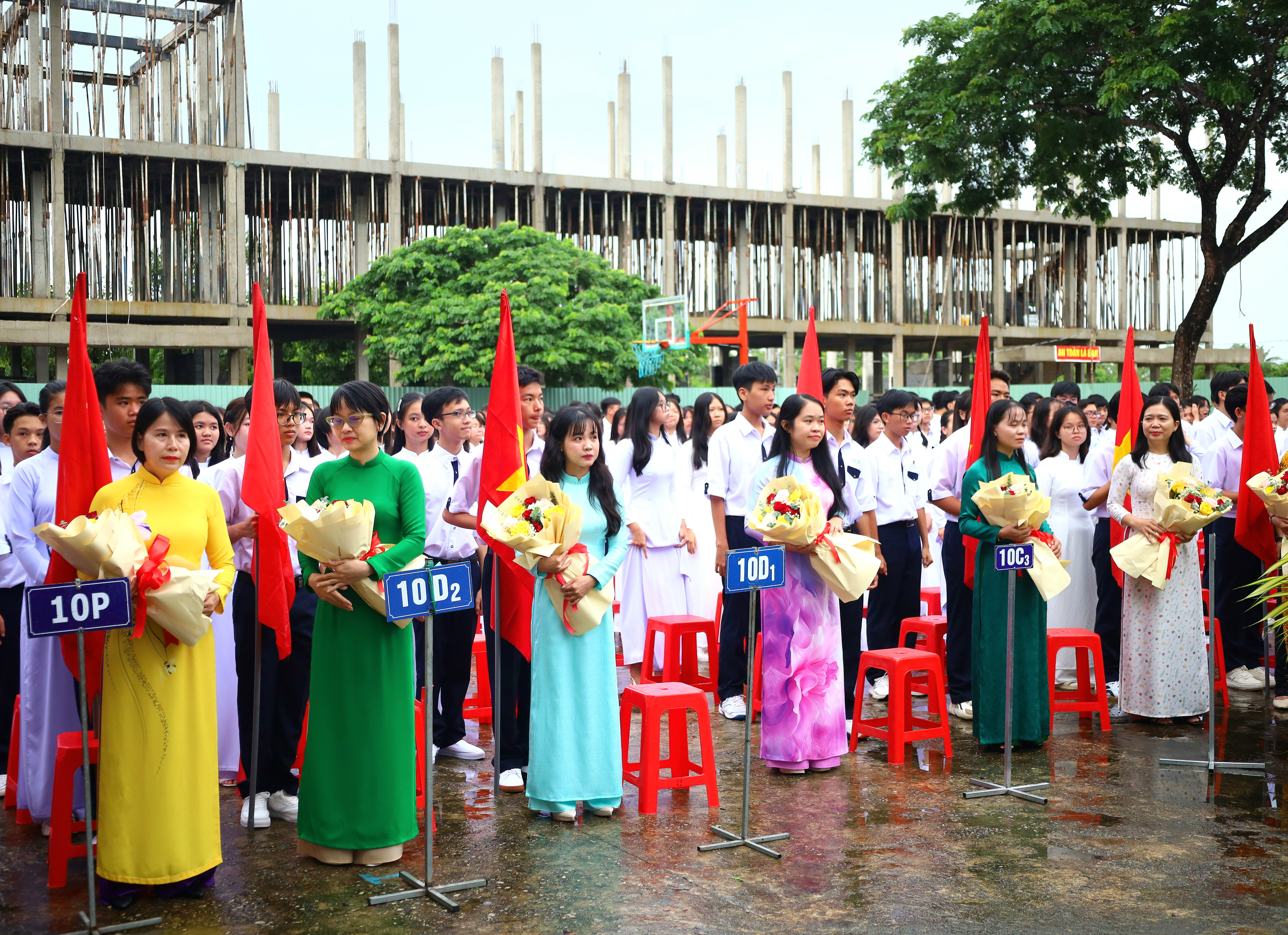 Nghi thức đón học sinh khối 10 và giới thiệu giáo viên chủ nhiệm Trường THPT chuyên Lý Tự Trọng.