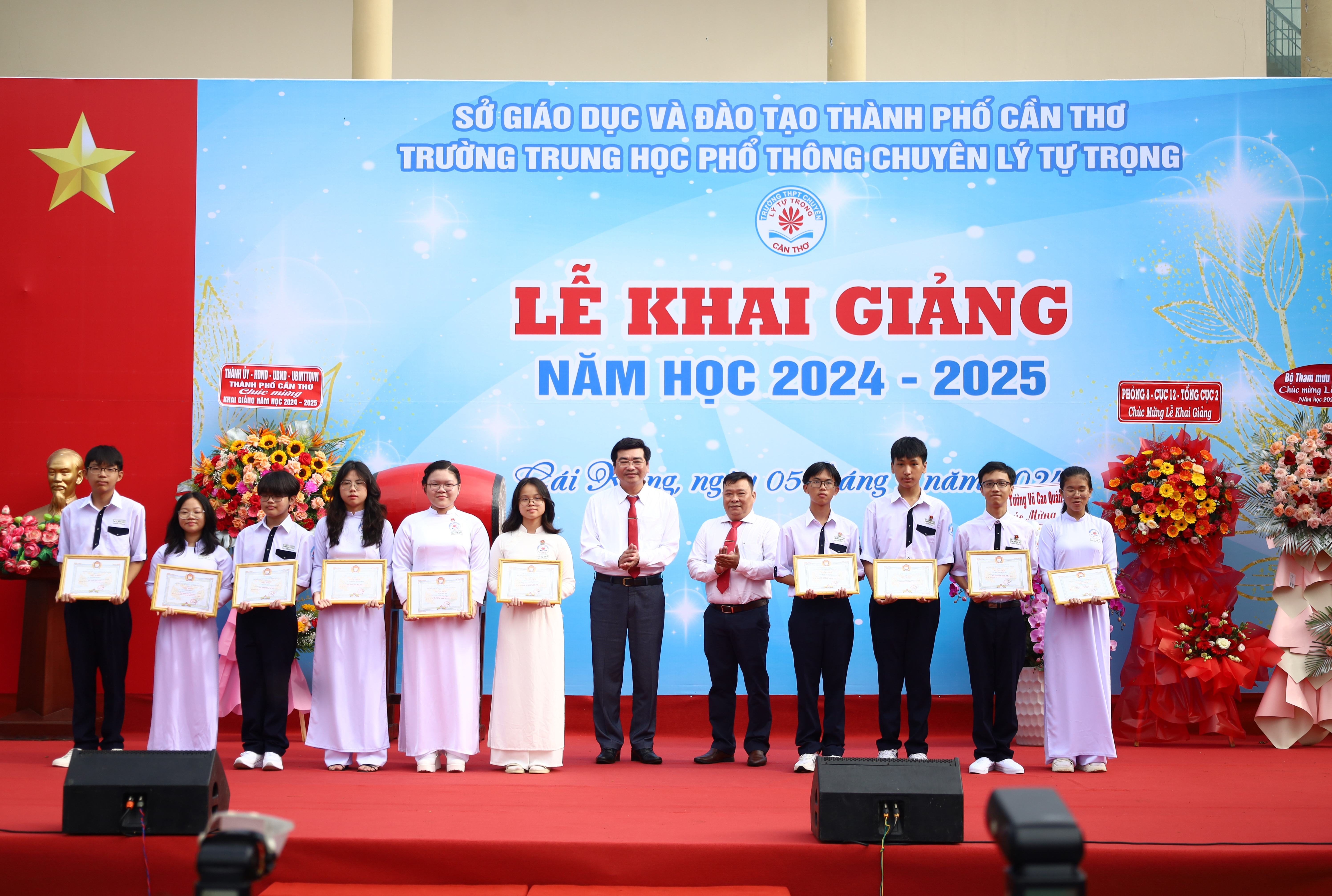 Ông Trần Thanh Bình - Giám đốc Sở Giáo dục và Đào tạo TP. Cần Thơ và Thầy Nguyễn Mạnh Hùng - Hiệu trưởng trường THPT chuyên Lý Tự Trọng trao khen thưởng cho 10 em học sinh đạt Thủ khoa các môn chuyên kỳ thi tuyển sinh vào lớp 10.