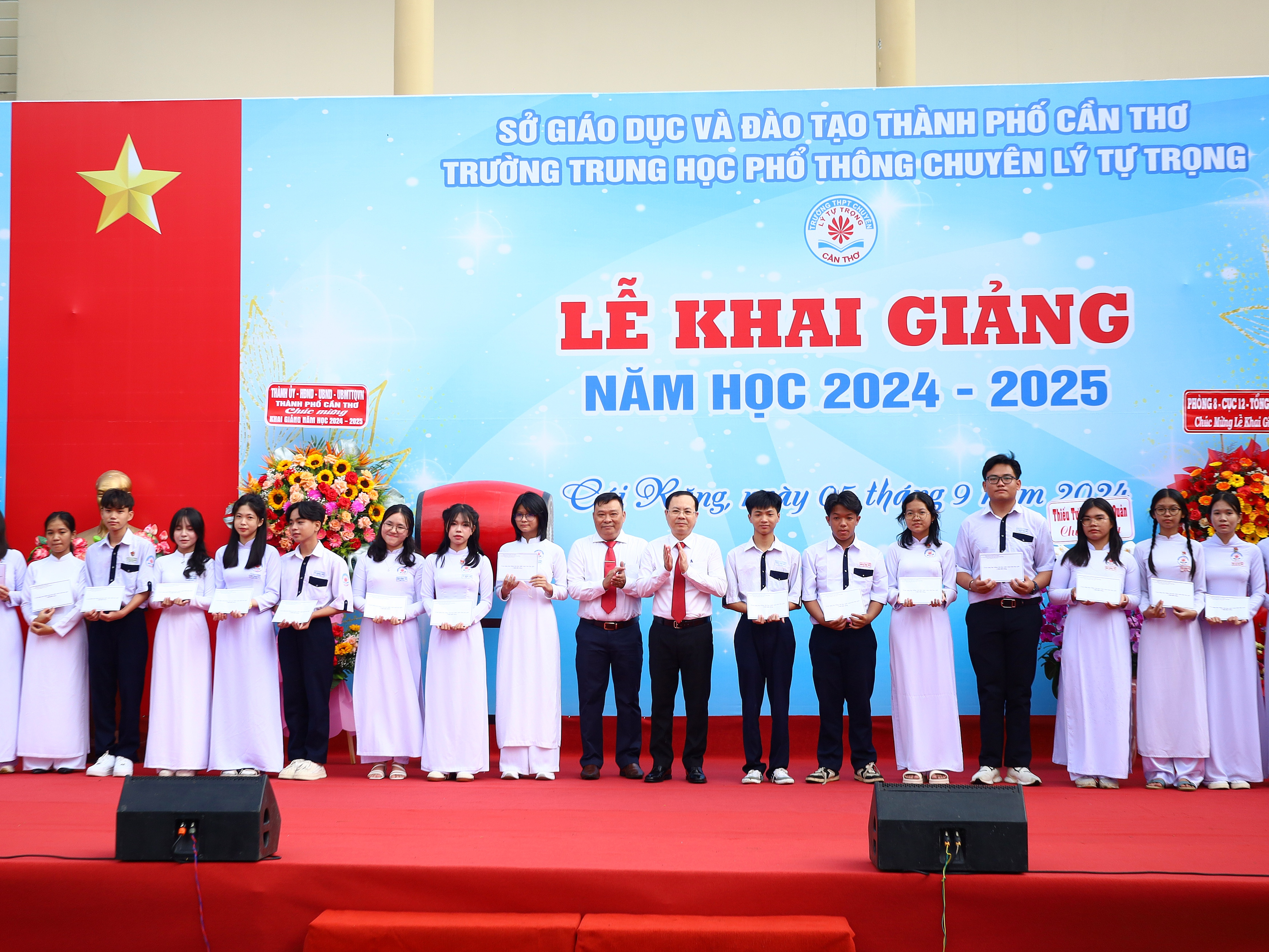 Ông Nguyễn Văn Hiếu - Bí thư Thành ủy Cần Thơ trao tặng 25 suất học bổng cho học sinh vượt khó, học giỏi.