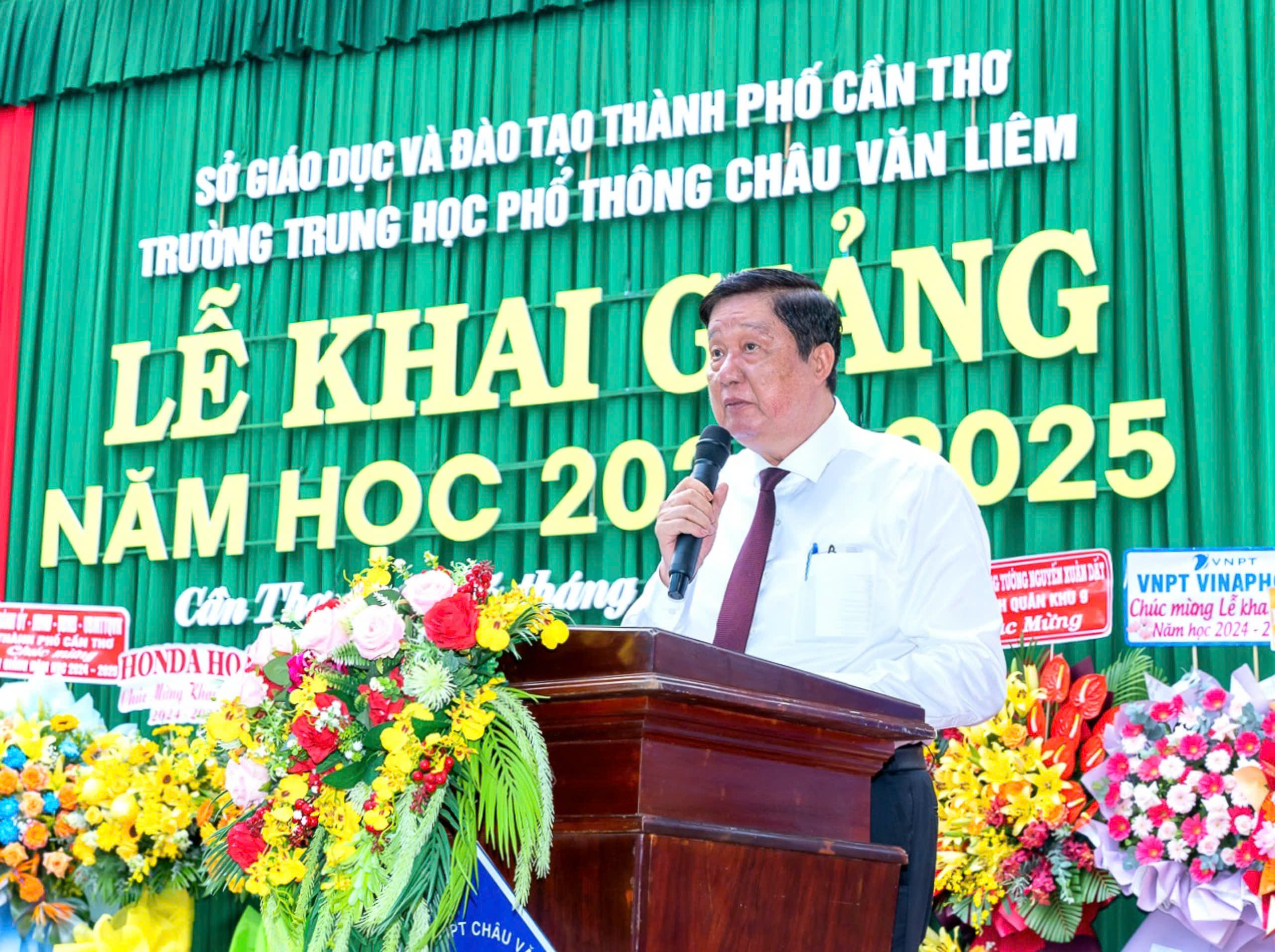 Ông Phạm Văn Hiểu - Phó Bí thư thường trực Thành ủy, Chủ tịch HĐND TP. Cần Thơ đọc thư chúc mừng năm học mới 2024-2025 của Tổng Bí thư, Chủ tịch nước Tô Lâm tại lễ khai giảng Trường THPT Châu Văm Liêm.