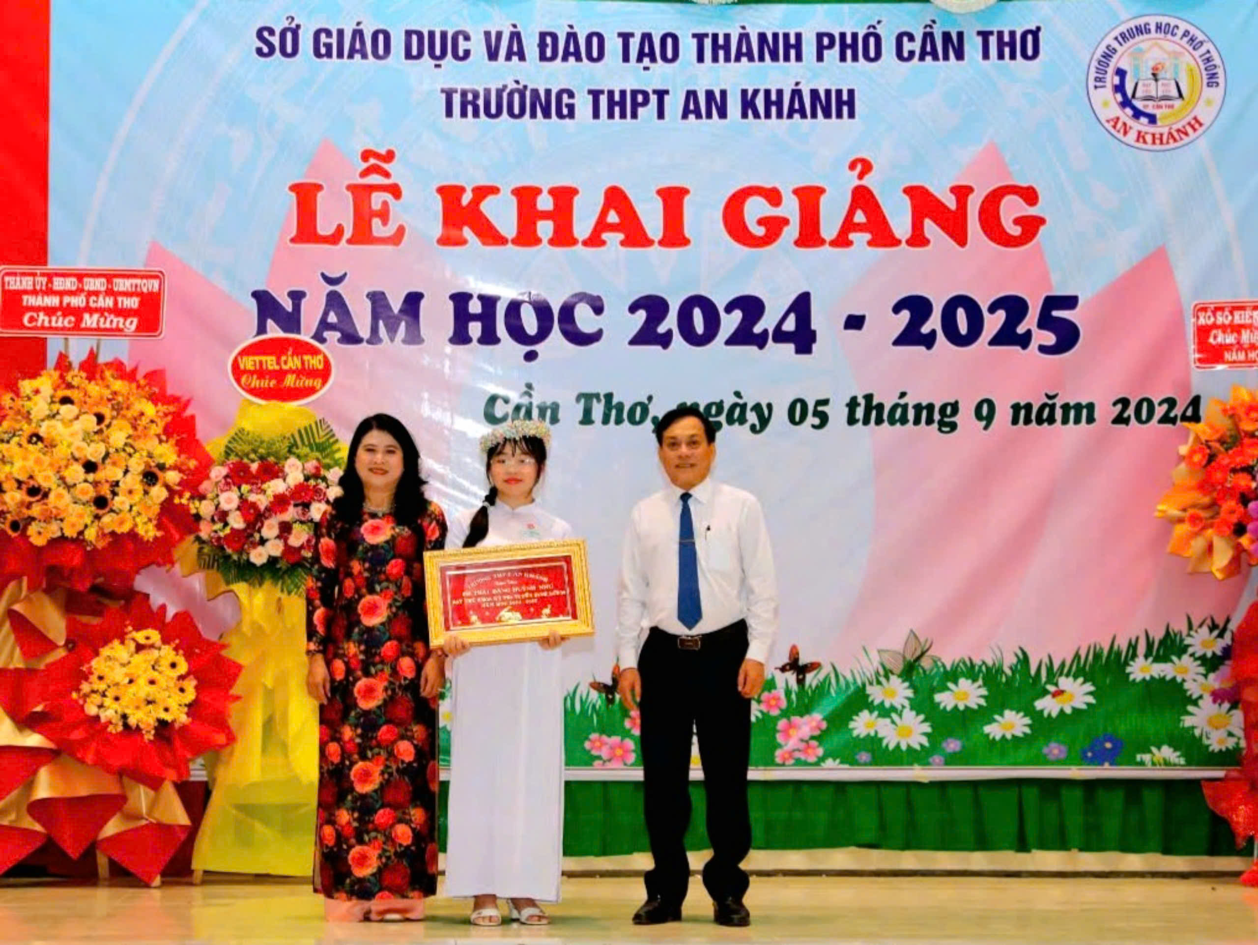 Ông Nguyễn Ngọc Hè - Phó Chủ tịch UBND TP. Cần Thơ và cô Lê Di Thanh - Hiệu trường Trường THPT An Khánh trao khen thường cho học sinh.