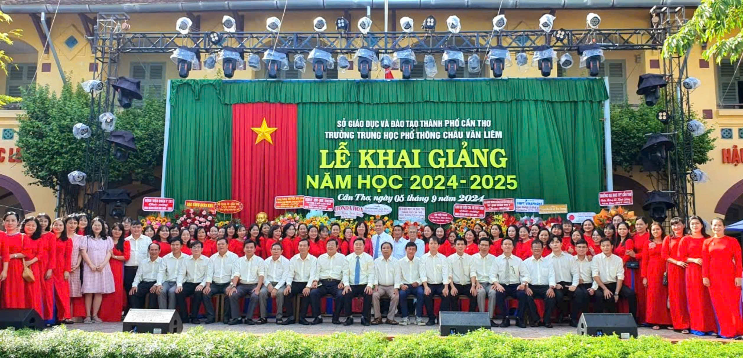 Tập thể cán bộ, giáo viên Trường THPT Châu Văn Liêm sẵn sàng cho năm học mới 2024 - 2025.