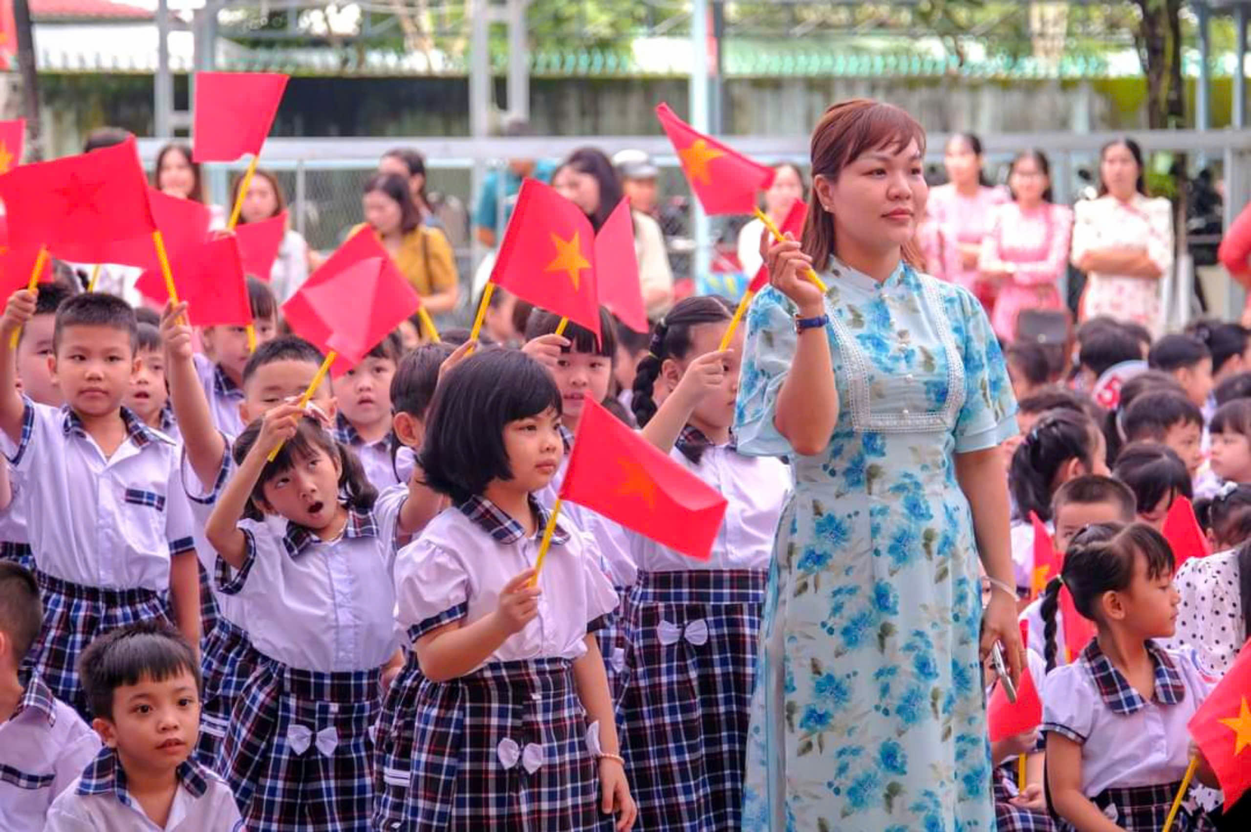 Giáo viên và học sinh Trường Tiểu học Kim Đồng, quận Ninh Kiều hân hoan đón chào năm học mới.