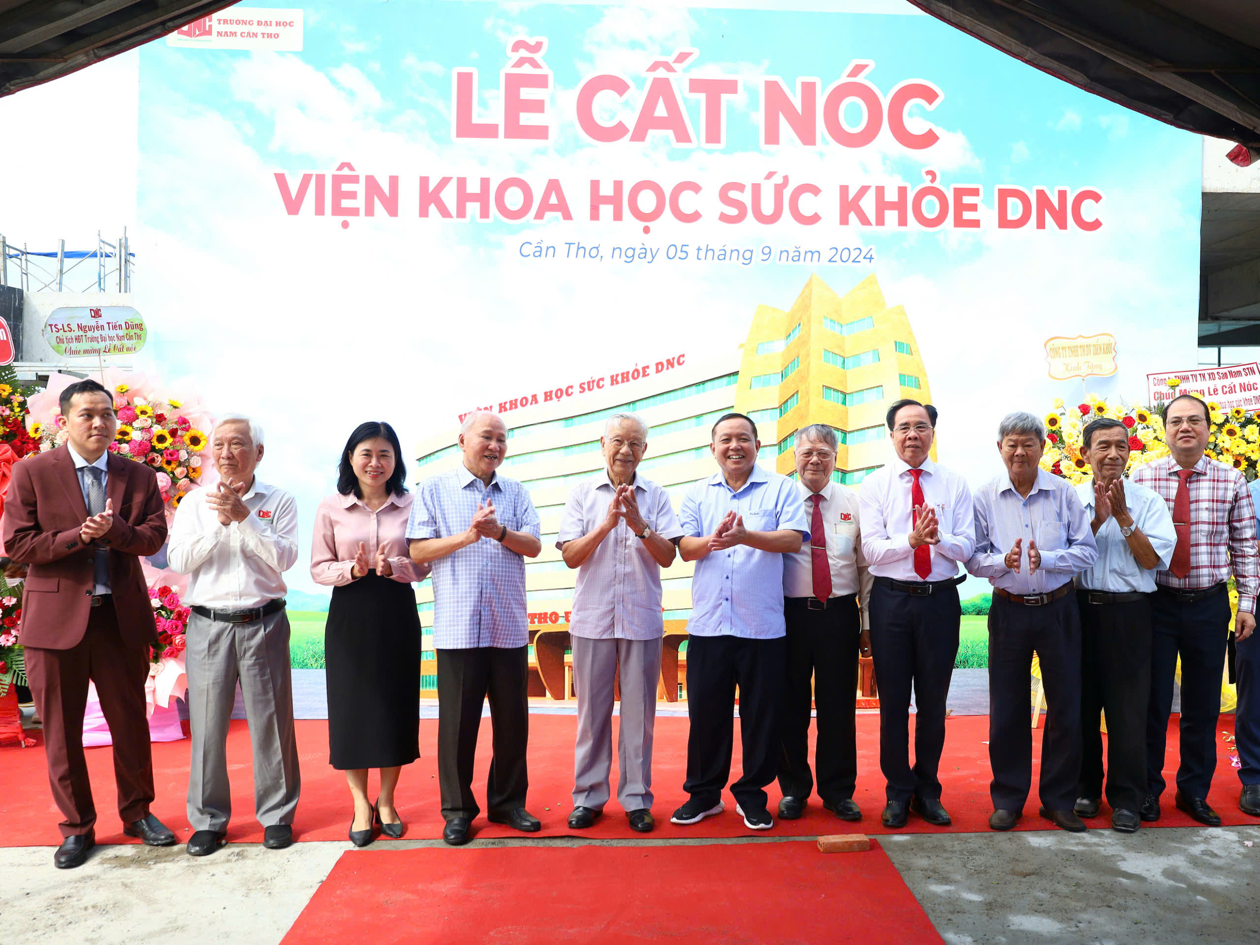 Các đại biểu chụp hình lưu niệm tại Lễ cất nóc công trình Viện Khoa học sức khỏe DNC.