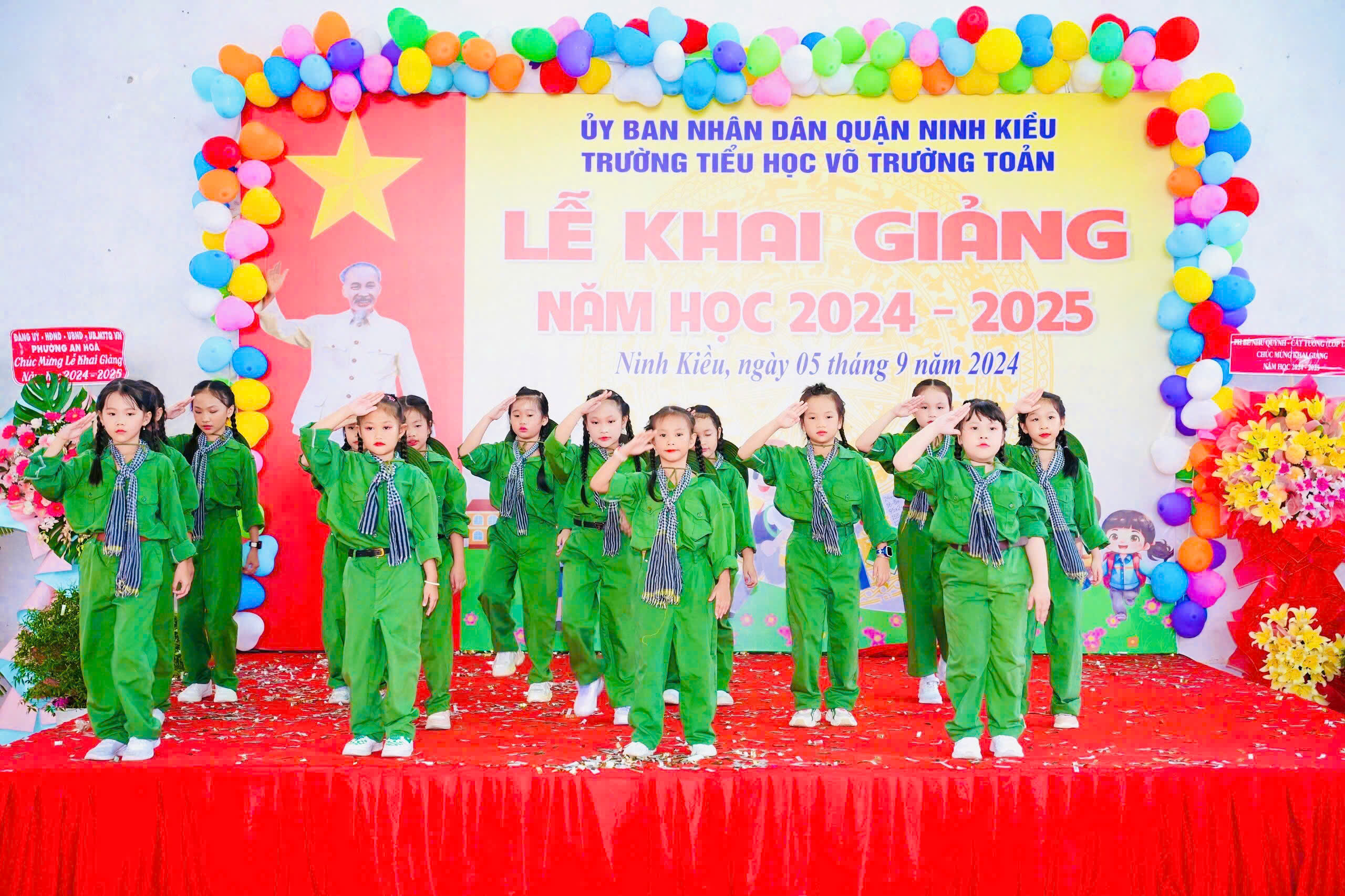 Học sinh Trường Tiểu học Võ Trường Toản, quận Ninh Kiều hân hoan đón chào năm học mới.