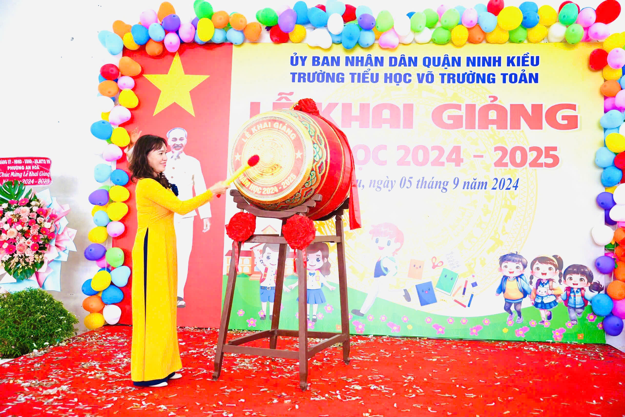 Cô Đinh Thị Thảo - Hiệu trưởng Trường Tiểu học Võ Trường Toản đánh trống khai giảng năm học mới.