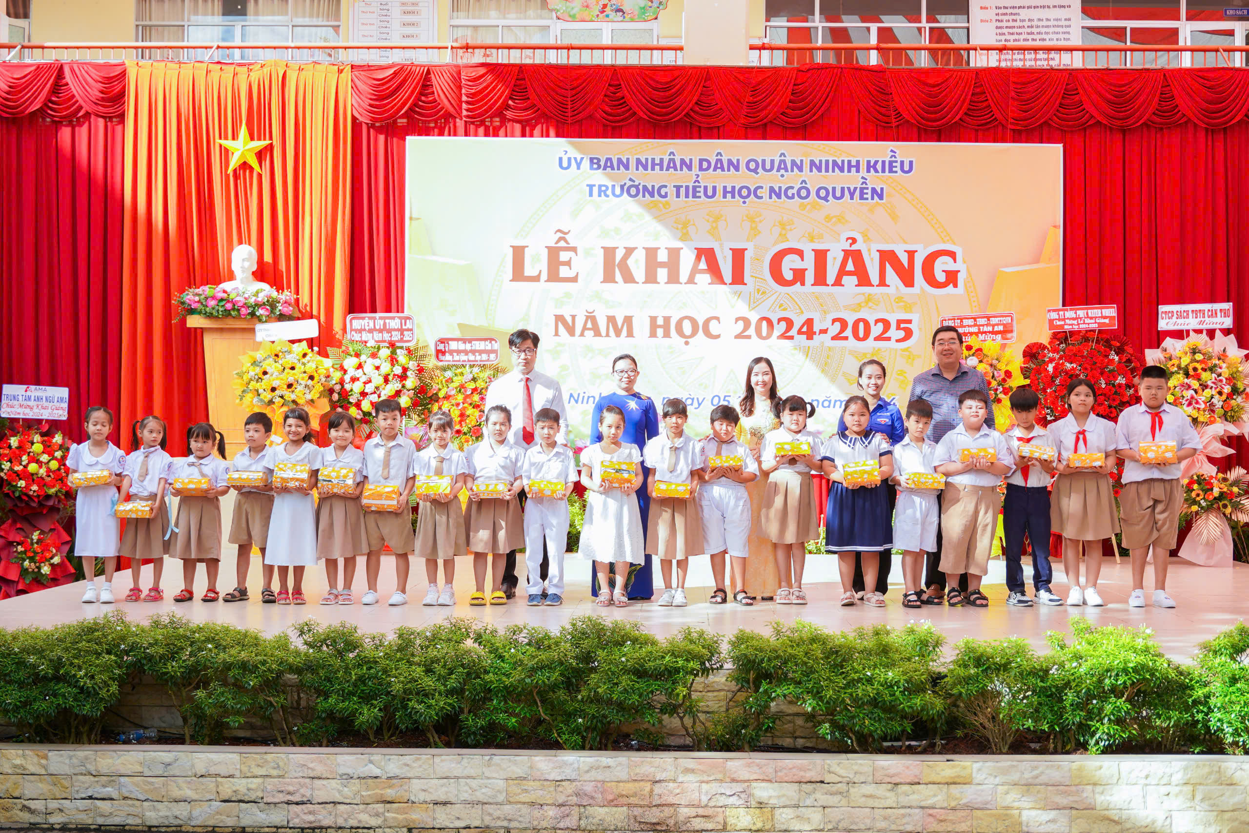 Các đại biểu tặng quà cho học sinh Trường Tiểu học Ngô Quyền, quận Ninh Kiều.