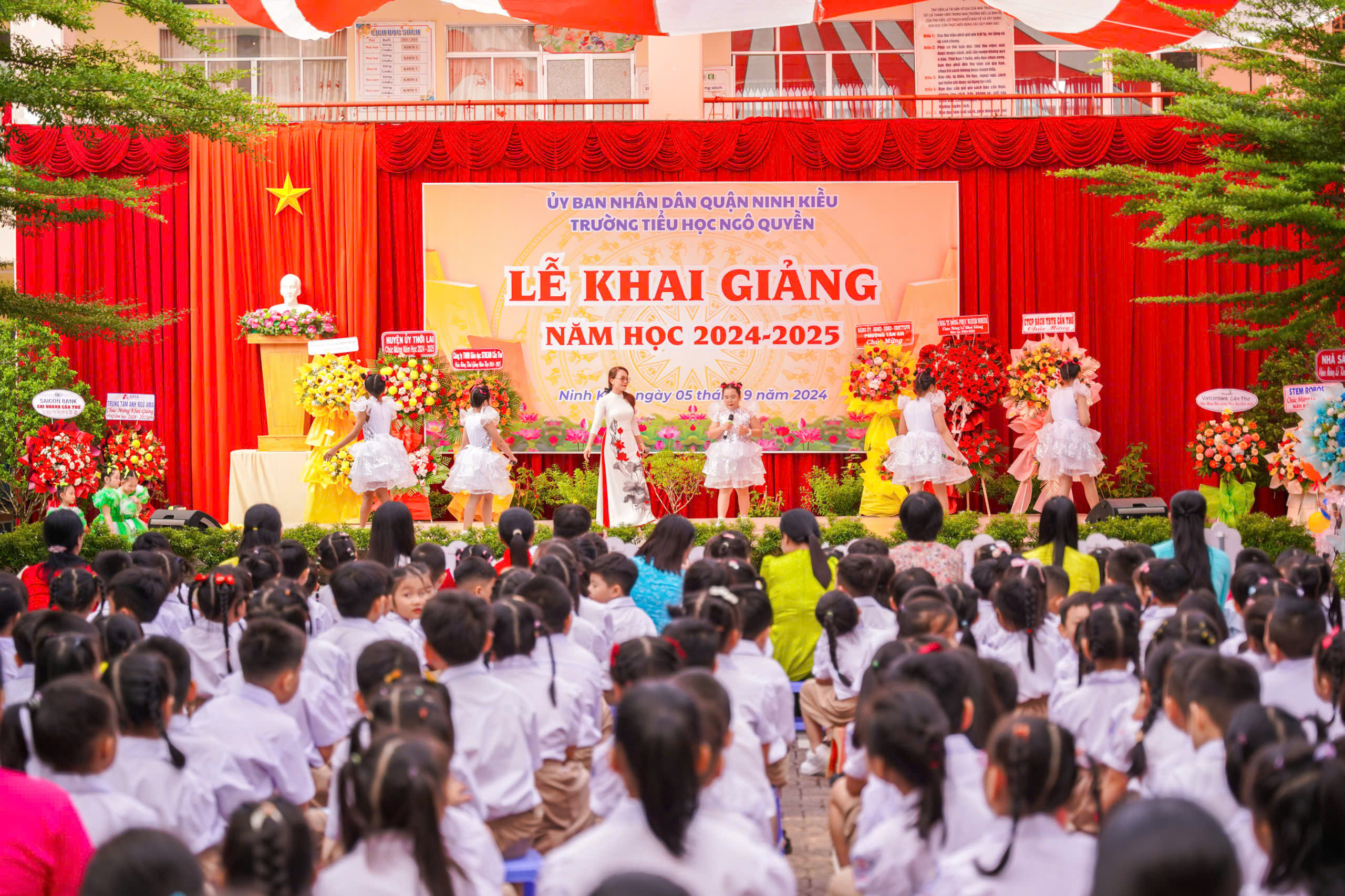 Học sinh Trường Tiểu học Ngô Quyền, quận Ninh Kiều đón chào năm học mới.