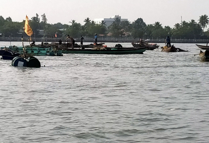 Cá linh đầu mùa thường xuôi theo dòng nước về hạ lưu, vào kênh, rạch để tìm mồi thì có thể dùng hứng, vó, dớn hoặc chảy đáy để bắt.