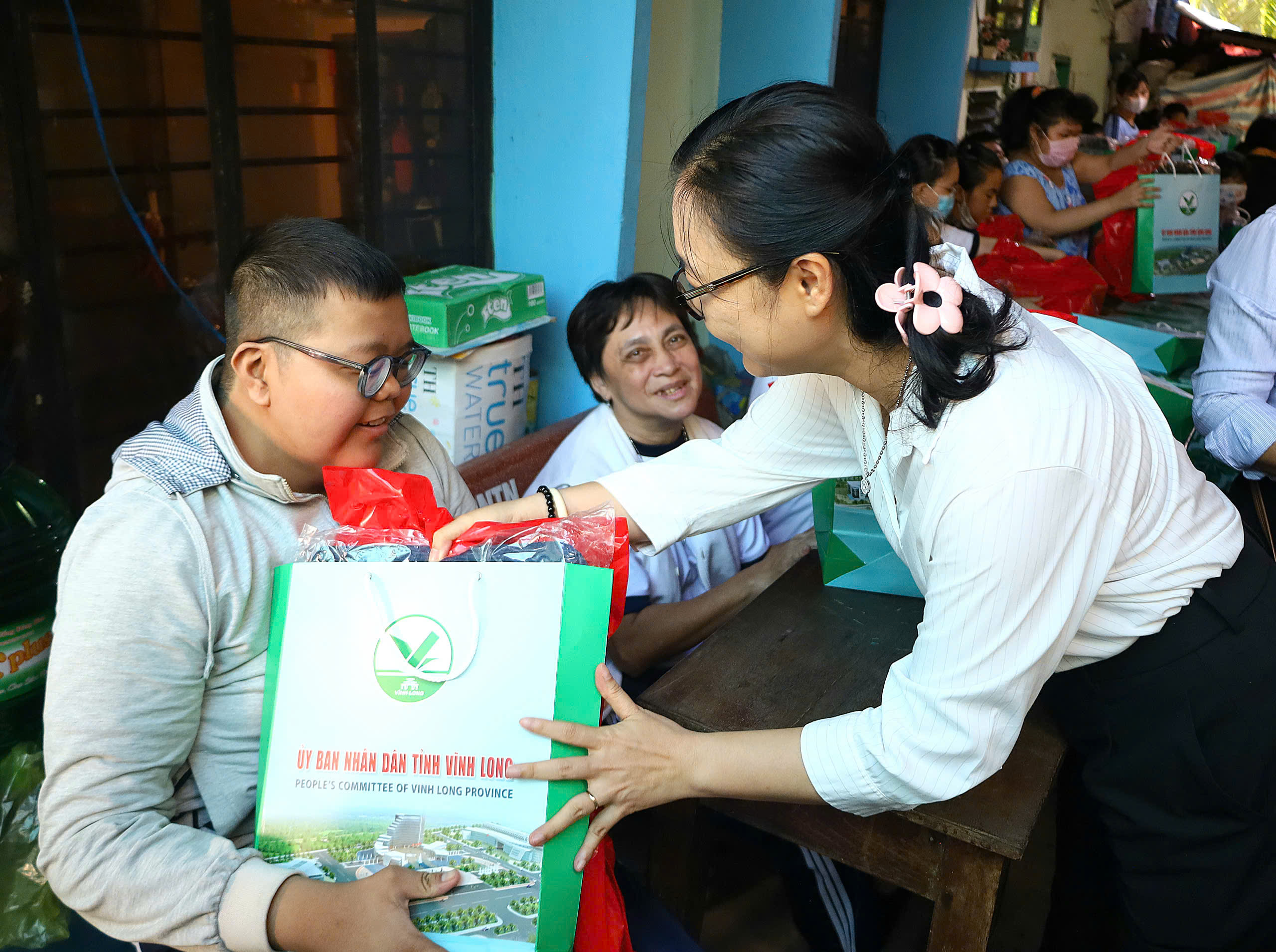 Bà Nguyễn Thị Quyên Thanh - Phó Chủ tịch UBND tỉnh Vĩnh Long tặng quà cho các em học sinh.