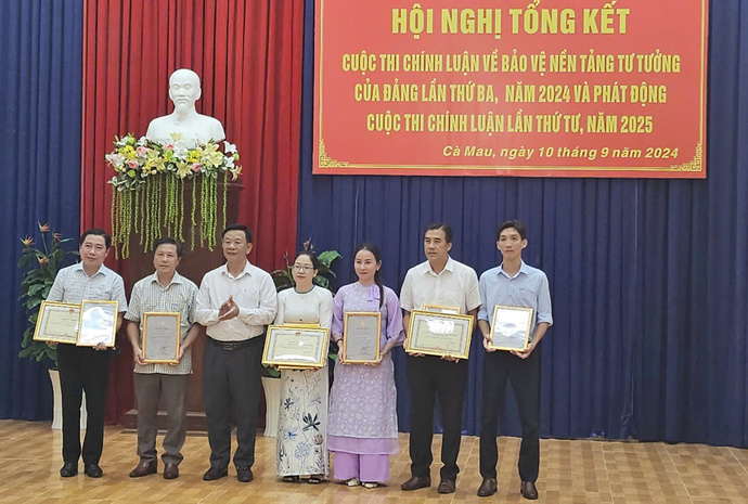 Ông Hồ Trung Việt - Trưởng Ban Tuyên giáo tỉnh ủy, Phó Ban tổ chức Cuộc thi trao nhóm tác giả đạt giải A cho đơn vị Báo Cà Mau, Trường Chính trị tỉnh, Đài Phát thanh - Truyền hình tỉnh.