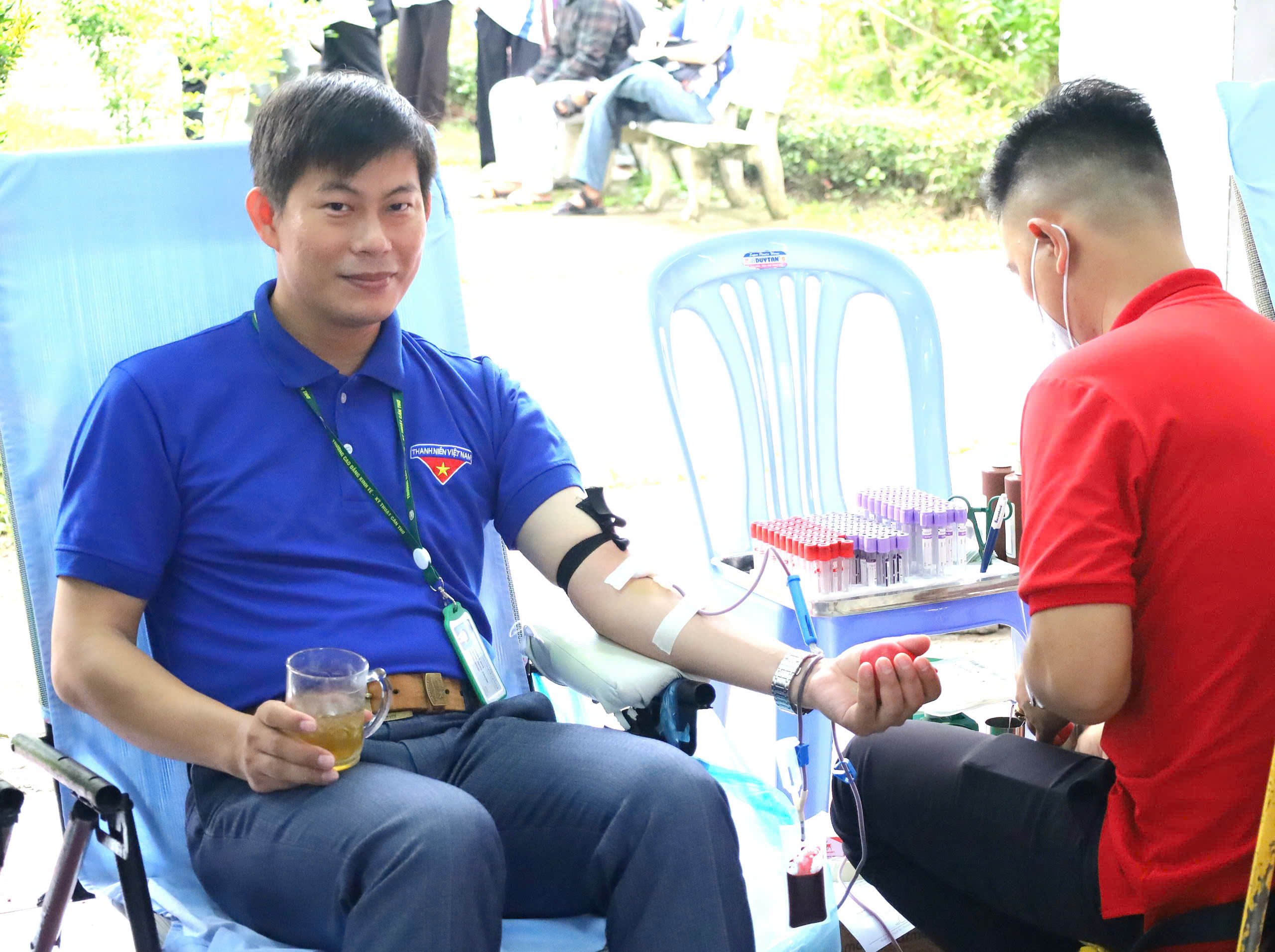 Anh Hoàng Ngọc Khánh – Bí thư Đoàn Trường Cao đẳng Kinh tế - Kỹ thuật Cần Thơ tham gia hiến máu tình nguyện.