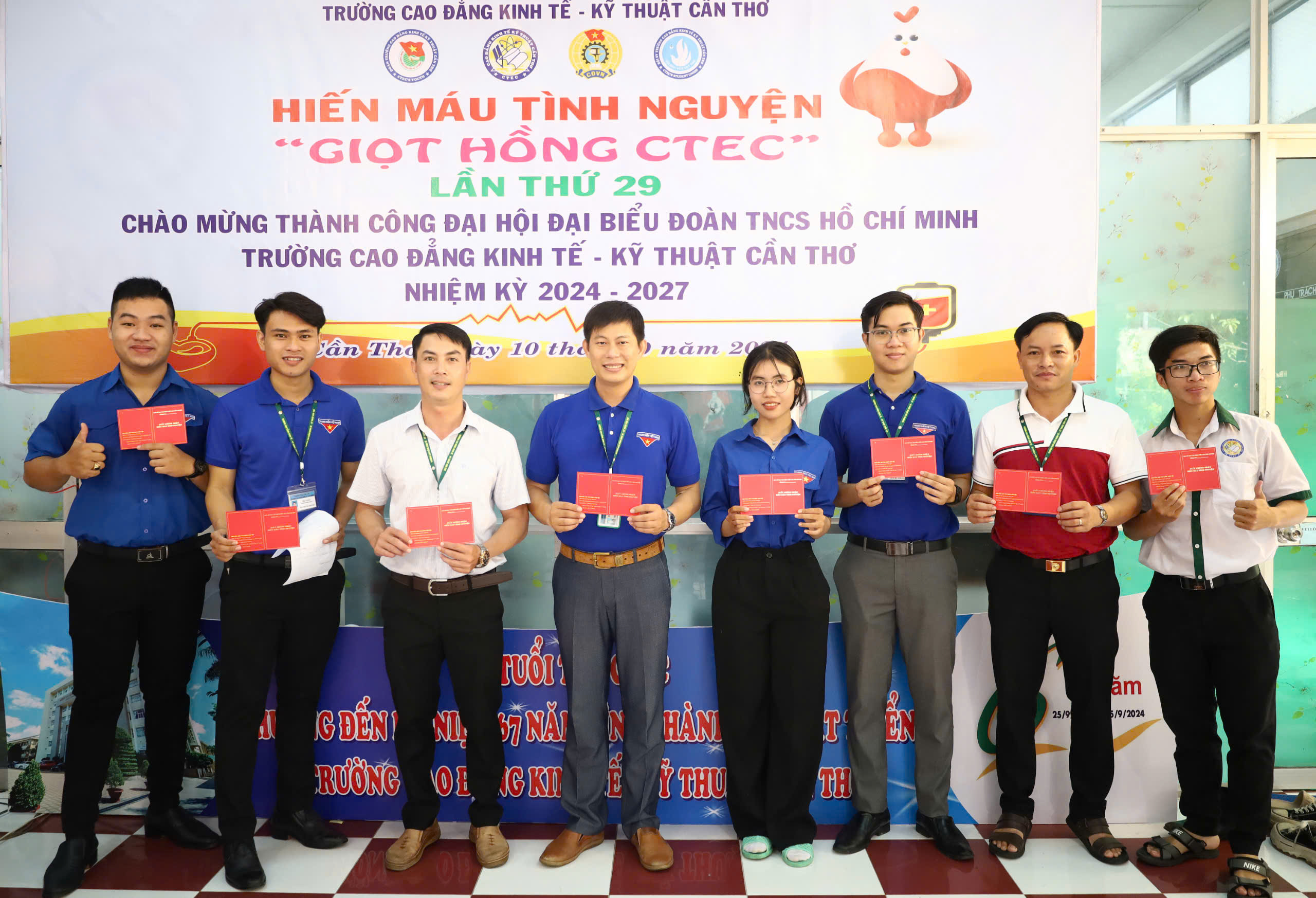 Chương trình hiến máu tình nguyện với chủ đề “Giọt hồng CTEC” lần thứ 29 thu hút các cán bộ, giáo viên và sinh viên của trường tham gia.