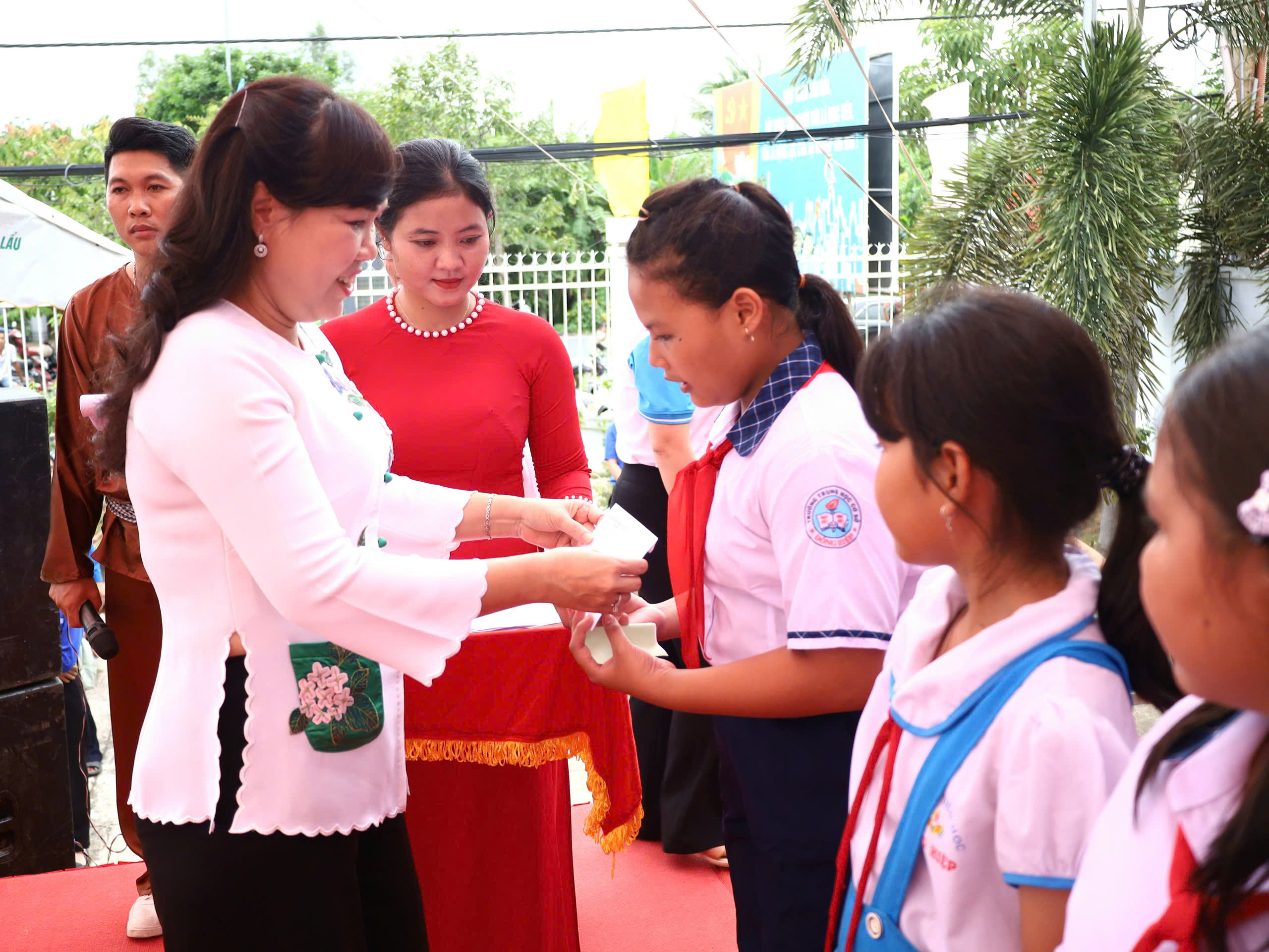 Bà Võ Kim Thoa - Trưởng Ban Dân vận Thành ủy Cần Thơ trao tặng học bổng cho các em học sinh.