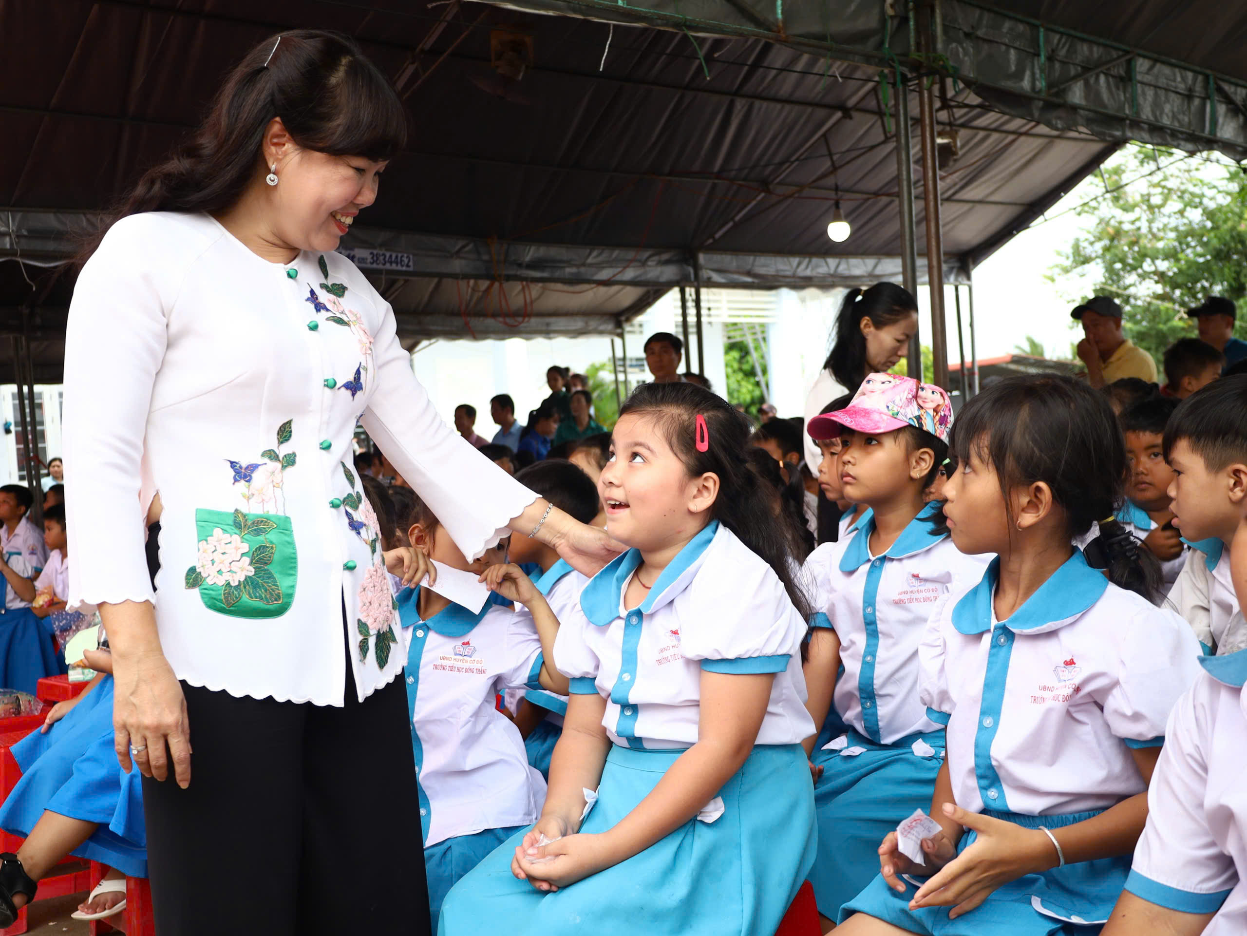 Bà Võ Kim Thoa - Trưởng Ban Dân vận Thành ủy Cần Thơ trò chuyện, thăm hỏi các học sinh.