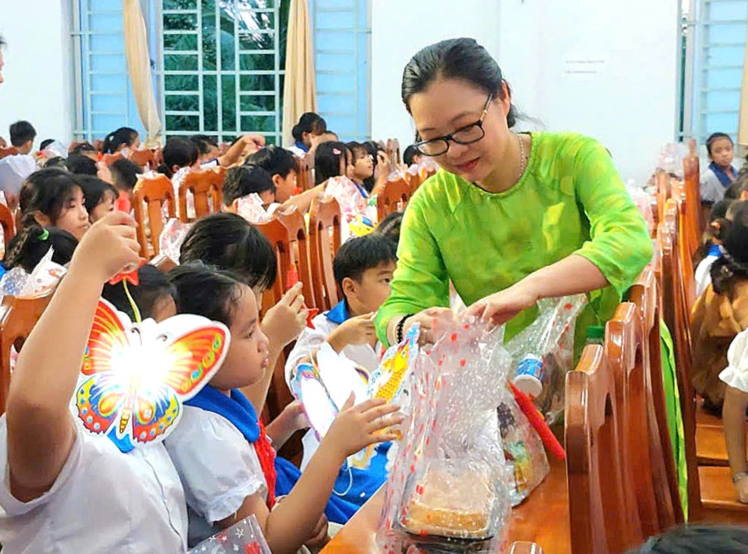 Bà Nguyễn Thị Quyên Thanh - Phó Chủ tịch UBND tỉnh Vĩnh Long tặng quà cho các em học sinh.