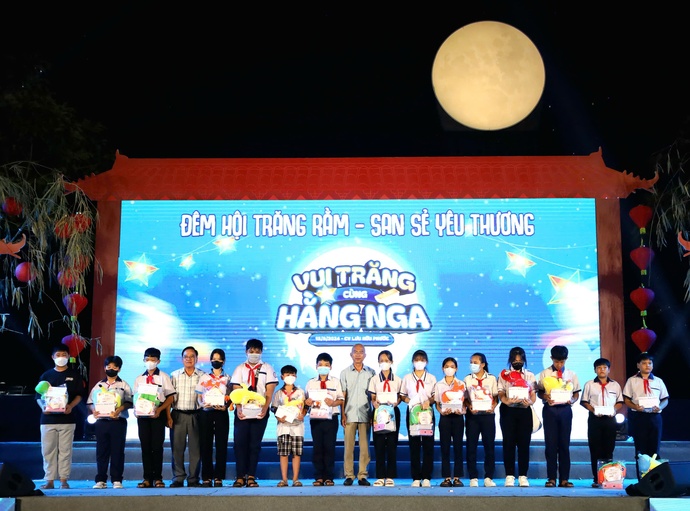 Ban tổ chức chương trình trao quà, học bổng và xe đạp cho học sinh nghèo, học sinh có hoàn cảnh khó khăn trên địa bàn thành phố