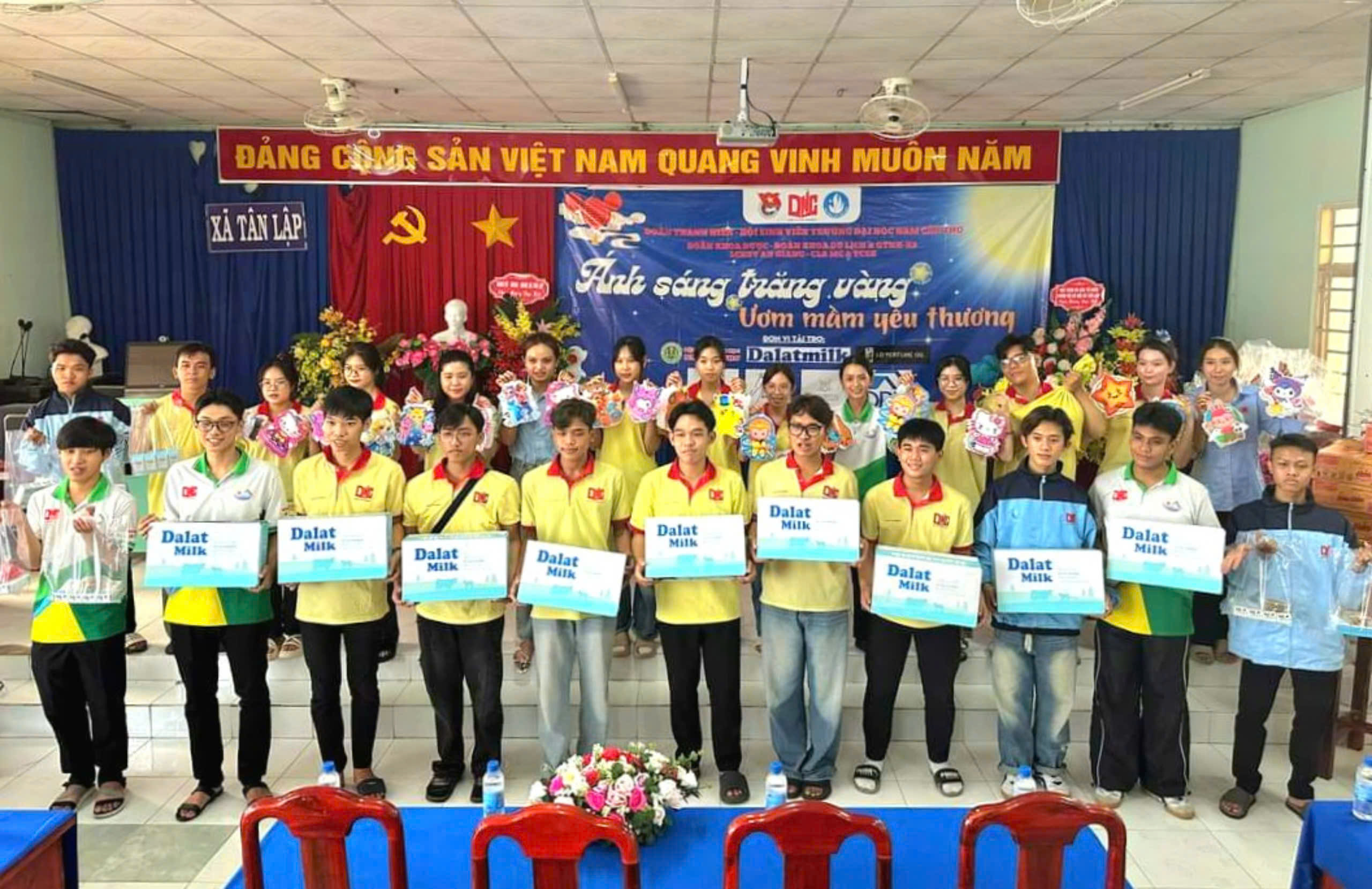 Đoàn Khoa Dược - Đoàn Khoa Du lịch và Quản trị Nhà hàng - Khách sạn - Liên chi Hội Sinh viên An Giang tổ chức chương trình Trung thu tại vùng biên giới Tịnh Biên và Tri Tôn, tỉnh An Giang.