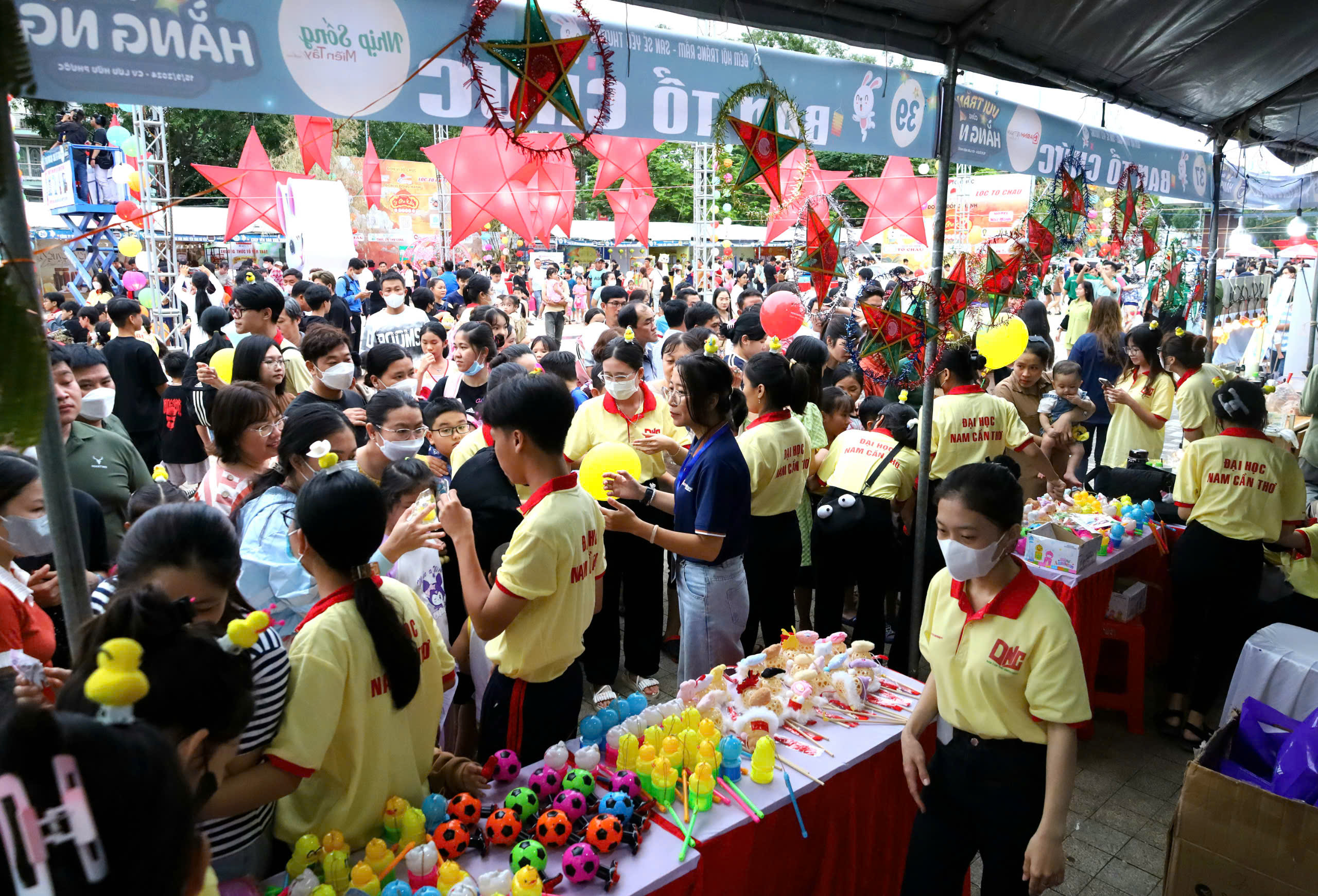 Liên chi hội sinh viên Bạc Liêu góp phần mang đến thành công cho Chương trình Đêm hội Trăng rằm - San sẻ yêu thương năm 2024 với sự tham gia của hàng ngàn em thiếu nhi.