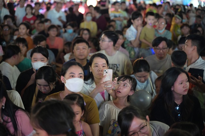 Tại chương trình, hình ảnh các em thiếu nhi quan sát và cùng phụ huynh ủng hộ người dân vùng bão, lũ thật sự rất xúc động và đầy tình yêu thương.