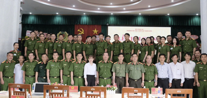 Các đại biểu, lãnh đạo và học viên Trường ĐHCSND chụp hình lưu niệm tại Lễ khai giảng năm học 2024-2025.