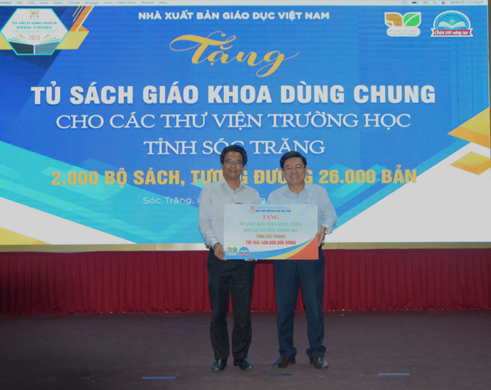 Ông Huỳnh Đan Ngọc, Phó Tổng Giám đốc CTCP Sách & Thiết bị Giáo dục Cửu Long – NXBGDVN, trao tặng tủ sách dùng chung cho các thư viện trường THCS tại tỉnh Sóc Trăng.