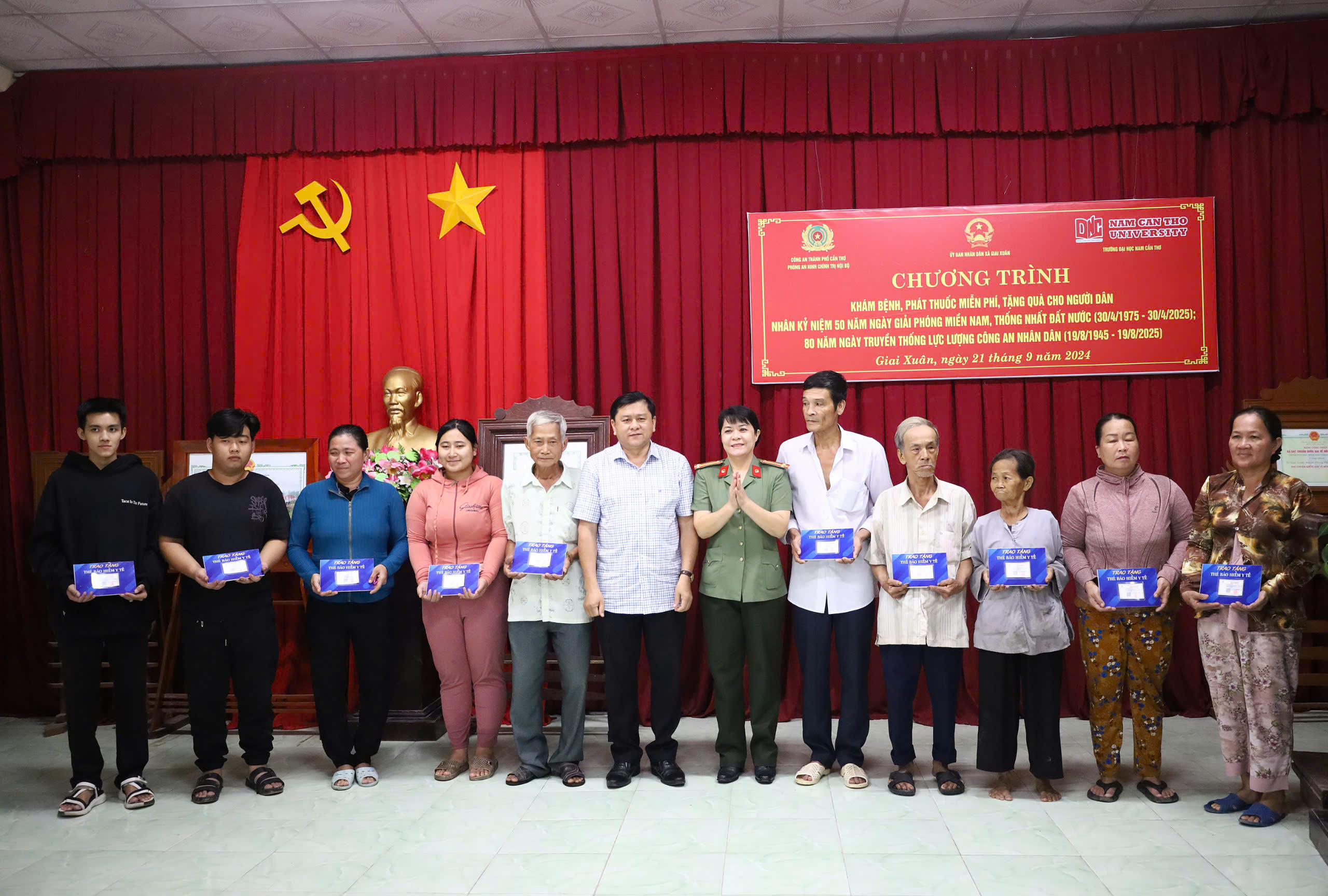 Trung tá Nguyễn Thị Lịch - Phó Phòng An ninh chính trị nội bộ, Công an TP. Cần Thơ và Thượng tá Nguyễn Thành Nhân - Trưởng Công an huyện Phong Điền trao tặng thẻ bảo hiểm y tế cho người dân.