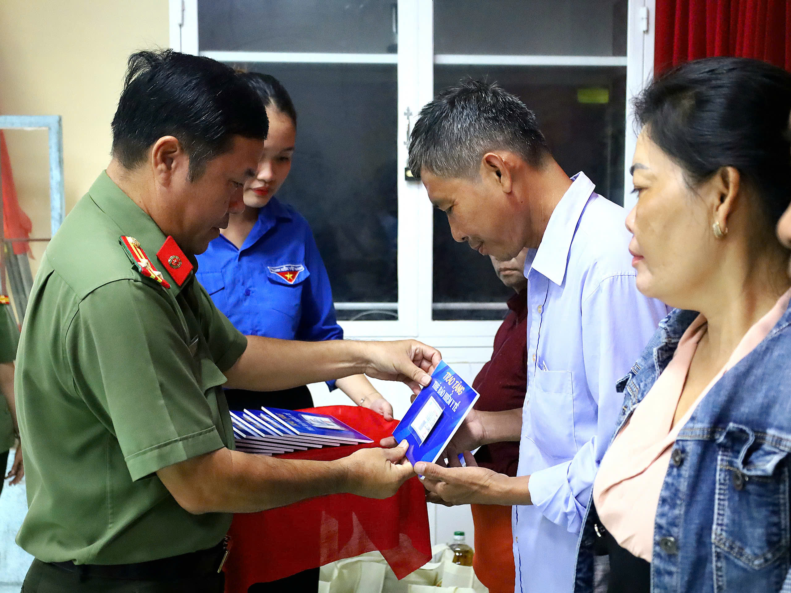 Thượng tá Nguyễn Hoàng Phúc - Trưởng Phòng An ninh chính trị nội bộ Công an TP. Cần Thơ trao tặng thẻ bảo hiểm y tế cho người dân.