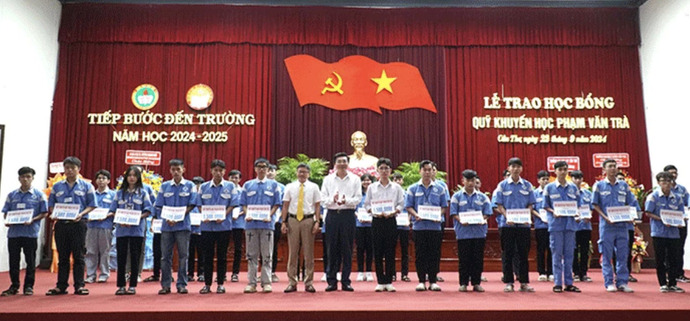 Ông Trần Thanh Bình (thứ 8, hàng đầu từ bên phải), Giám đốc Sở Giáo dục và Đào tạo TP Cần Thơ, trao học bổng cho sinh viên.