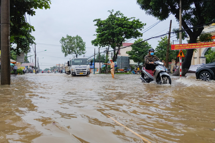 Rạng sáng ngày 22/9/2024, mực nước vẫn còn rất cao, gây khó khăn cho người dân khi di chuyển