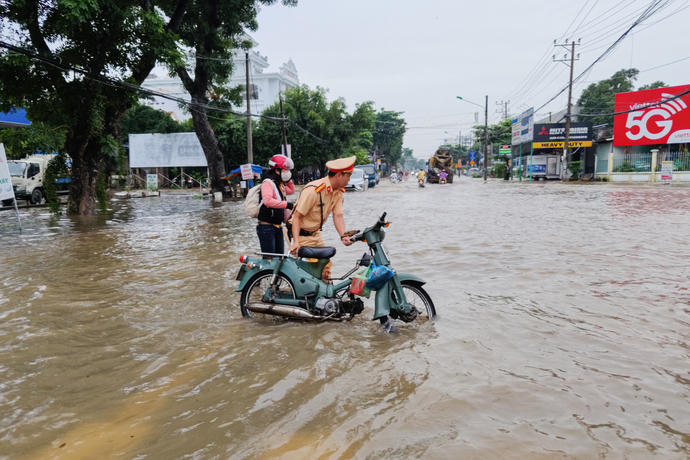 Lực lượng Cảnh sát giao thông, Công an phường thuộc quận Bình Thủy đã có mặt để điều tiết, phân luồng giao thông