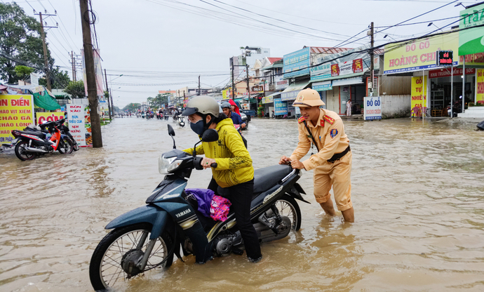 Hỗ trợ người dân khi xe gặp sự cố tại vùng ngập sâu