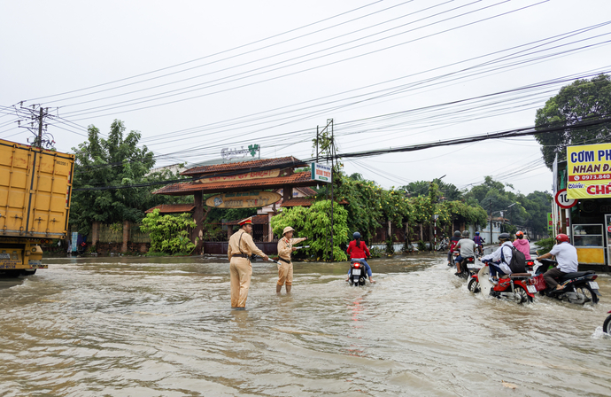 Hướng dẫn người dân điều khiển xe máy, xe mô tô đi các hướng không bị ngập