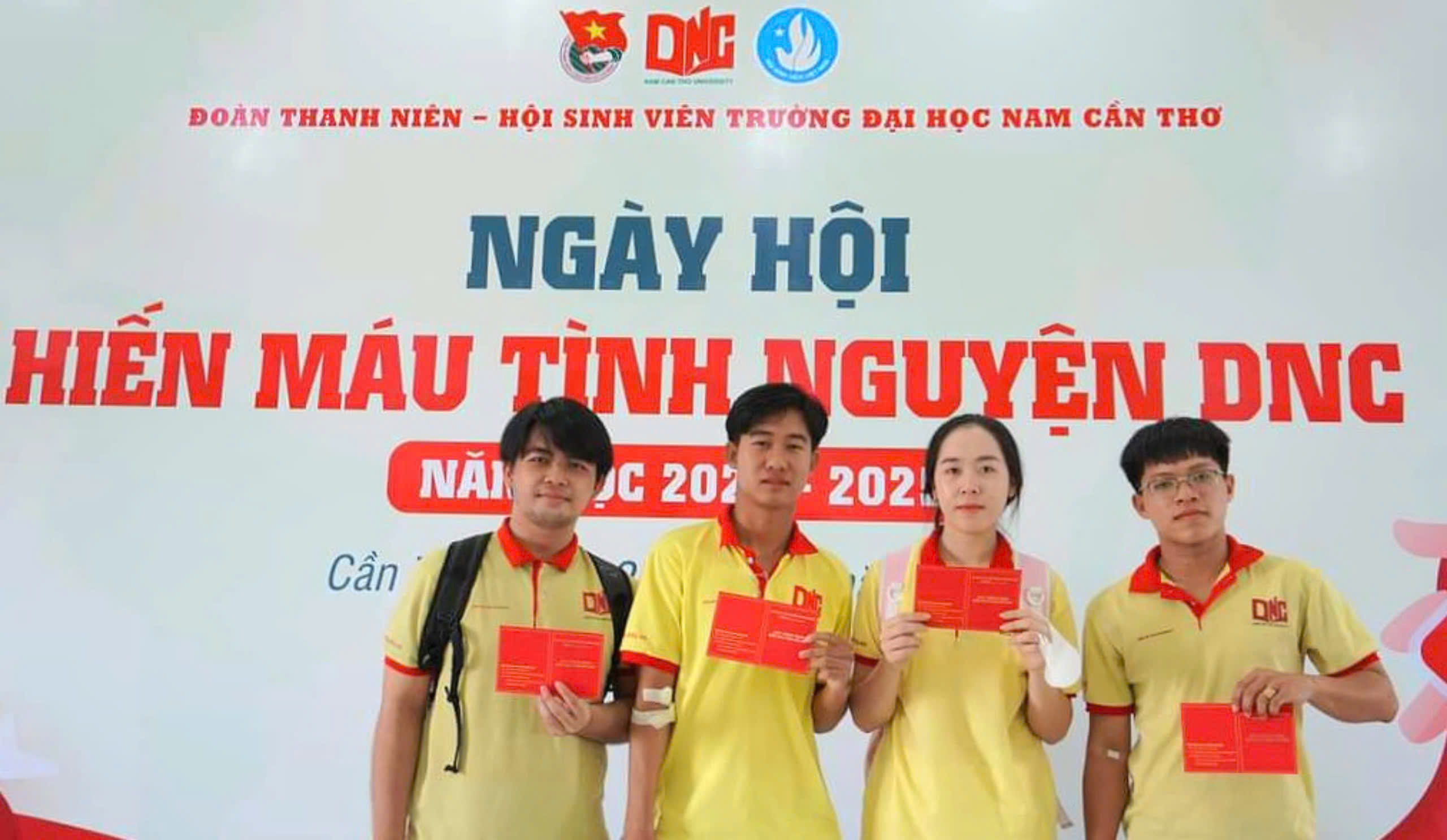 Sinh viên Đại học Nam Cần Thơ tham gia hiến máu tình nguyện góp phần vì sức khỏe cộng đồng.