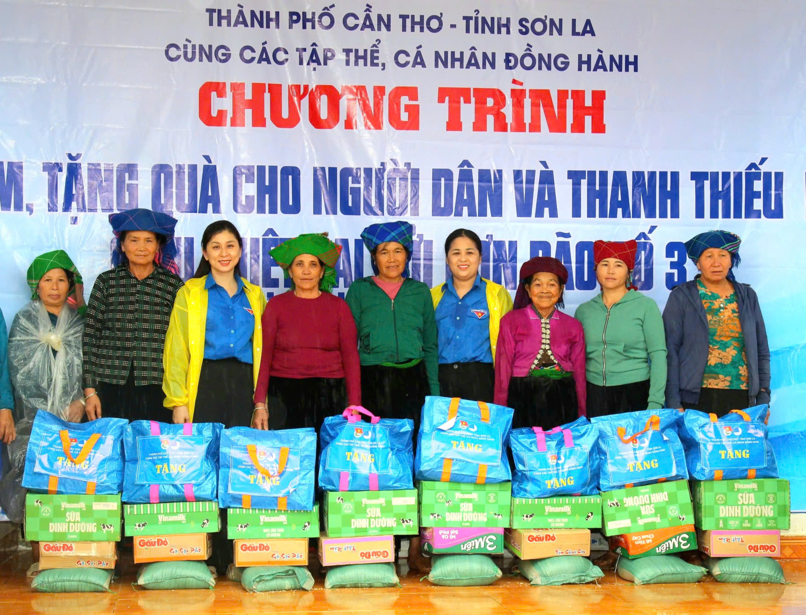 Chị Lư Thị Ngọc Anh - Bí thư Thành Đoàn Cần Thơ và chị Cầm Thị Huyền Trang – Bí thư Tỉnh Đoàn Sơn La trao tặng quà cho người dân.