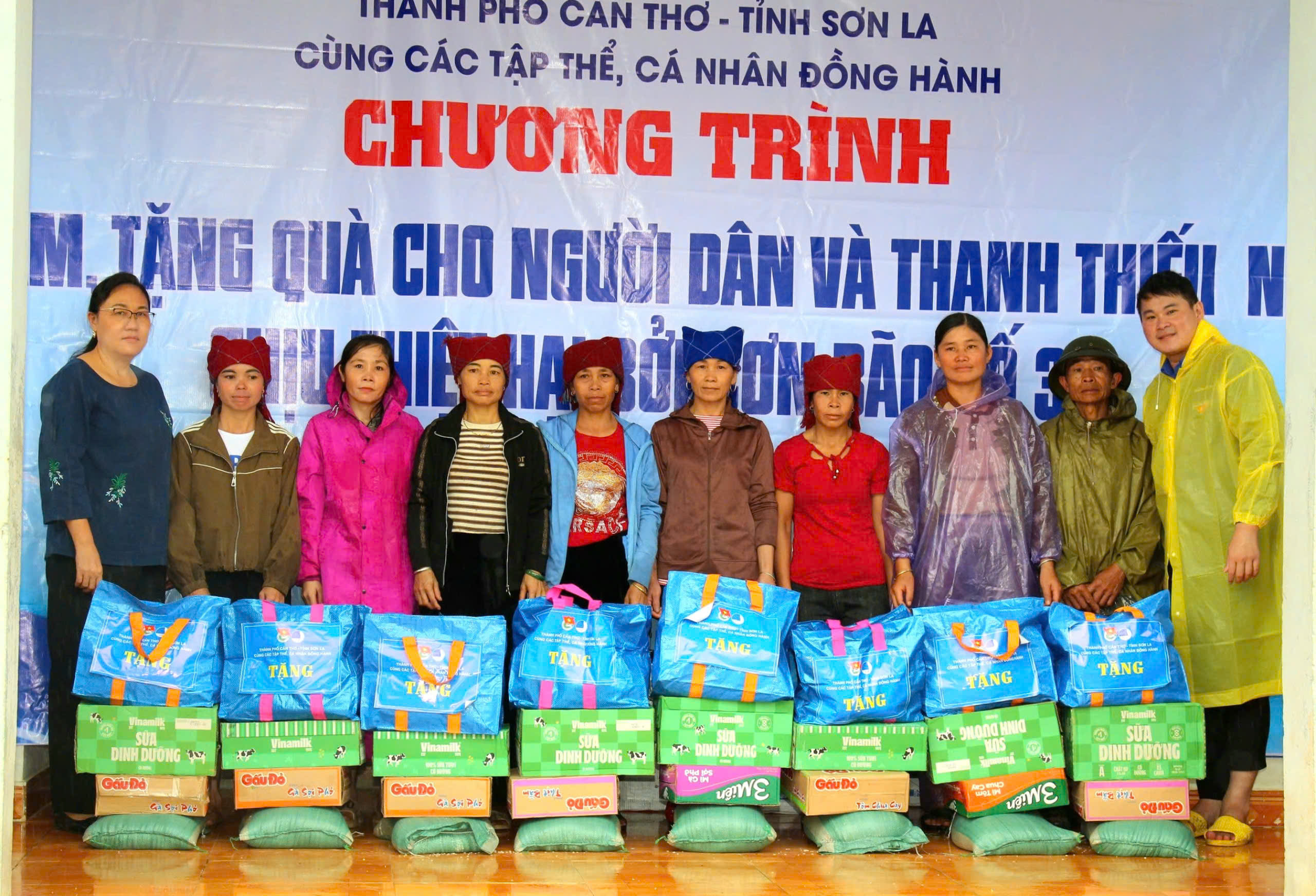 Anh Phương Tấn Đạt - Giám đốc Trung tâm hỗ trợ Học sinh – sinh viên TP Cần Thơ tặng quà cho người dân Sơn La.