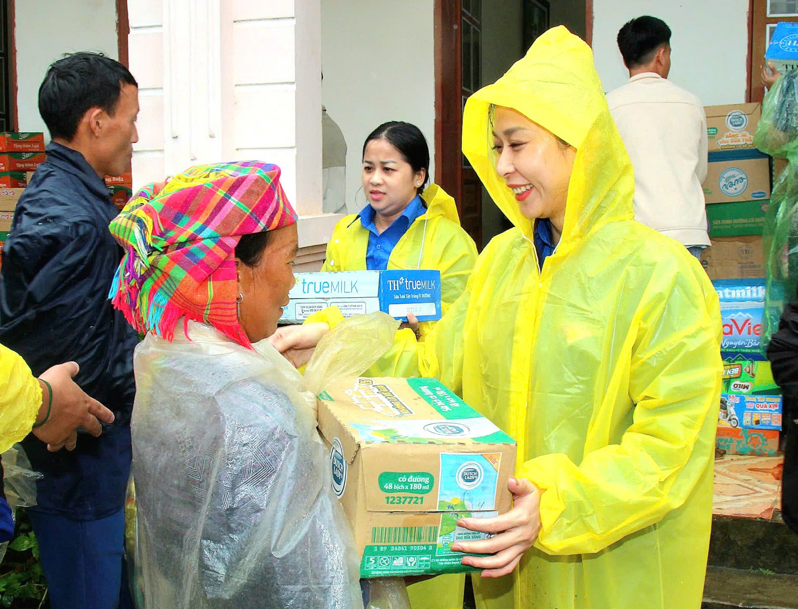 Chị Cầm Thị Huyền Trang – Bí thư Tỉnh Đoàn Sơn La trao tặng quà cho người dân.