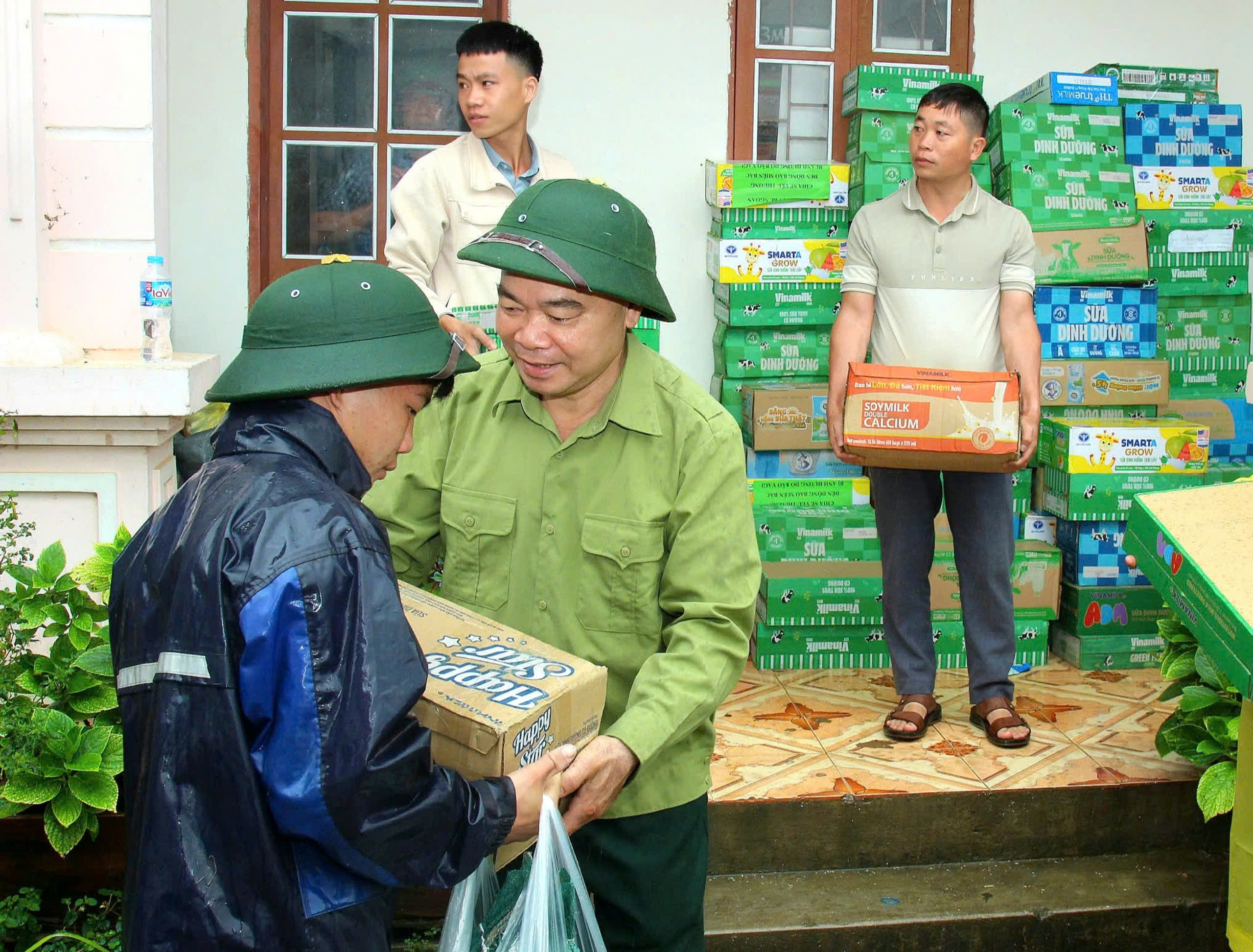 Lãnh đạo địa phương trao quà cho người dân.