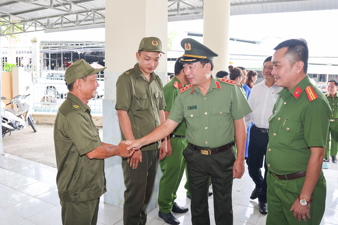 Thứ trưởng Trần Quốc Tỏ thăm hỏi, động viên lực lượng tham gia bảo vệ ANTT tại cơ sở trên địa bàn xã Mỹ Khánh (huyện Phong Điền, TP Cần Thơ)