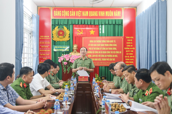 Thứ trưởng Trần Quốc Tỏ phát biểu chỉ đạo tại buổi làm việc với Công an phường An Hòa