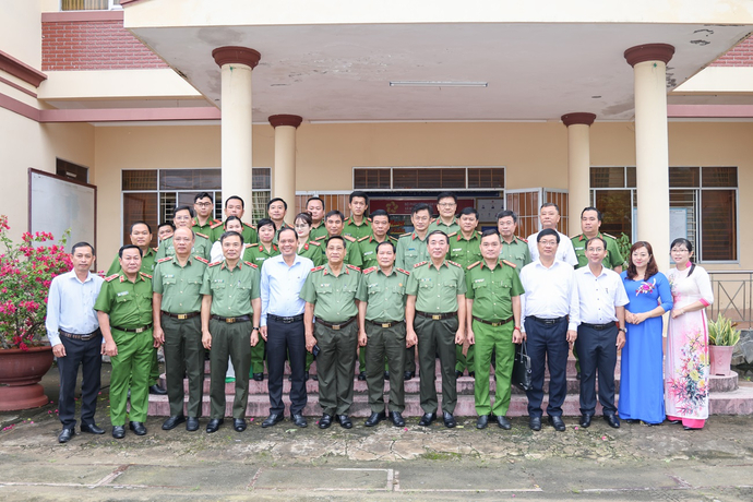 Thứ trưởng Trần Quốc Tỏ cùng các đại biểu dự buổi làm việc tại Công an xã Mỹ Khánh