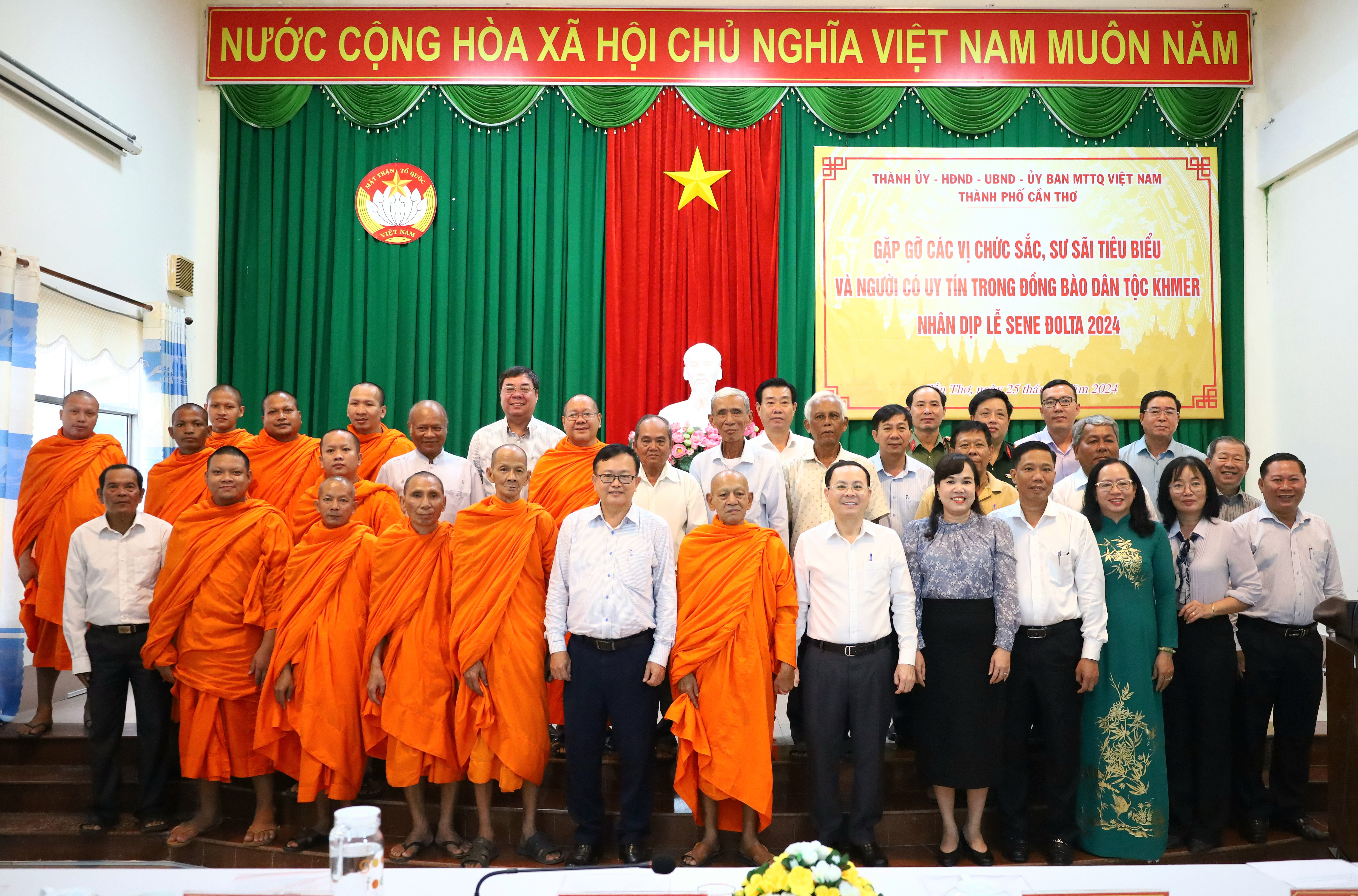 Lãnh đạo TP. Cần Thơ chụp hình lưu niệm cùng các vị chức sắc, sư sãi tiêu biểu và người uy tín trong đồng bào dân tộc Khmer tại buổi gặp gỡ.