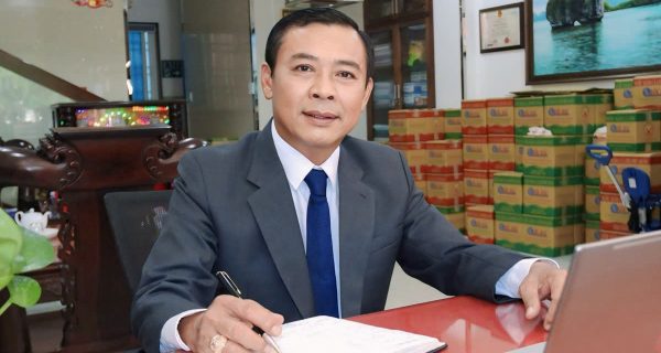 Ông Châu Văn Hải Em- chủ cơ sở sản xuất nước mắm Quốc Hải luôn cùng vợ hết lòng với các công tác cộng đồng.