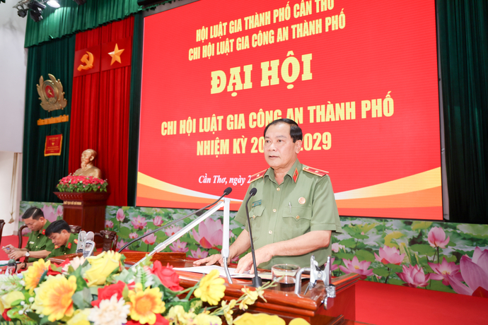 Thiếu tướng, TS. Nguyễn Văn Thuận, Trưởng đoàn đại biểu Quốc hội thành phố, Ủy viên Ban Thường vụ Thành ủy, Bí Thư Đảng ủy, Giám đốc Công an thành phố, Ủy viên BTV Hội Luật gia thành phố, Chi hội trưởng Chi hội Luật gia Công an thành phố phát biểu khai mạc tại Đại hội.