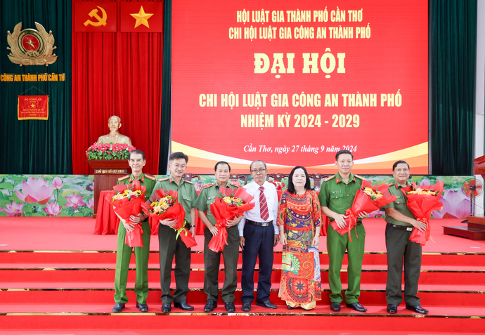 Tặng hoa cho Đại diện Ban Chấp hành Chi hội luật gia Công an thành phố Cần Thơ nhiệm kỳ 2019-2024