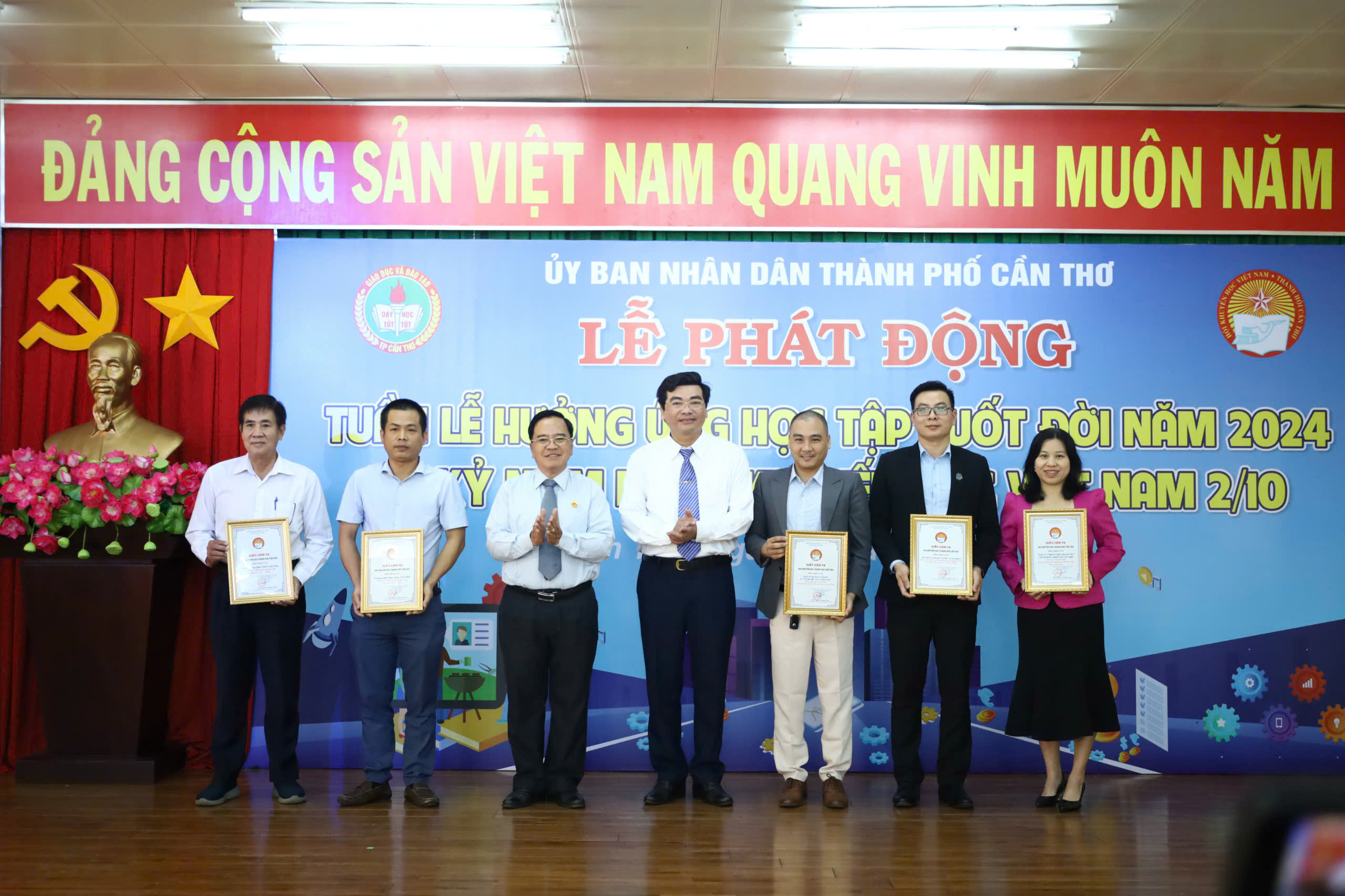 Ông Nguyễn Thanh Xuân - Chủ tịch Hội Khuyến học TP. Cần Thơ và ông Trần Thanh Bình - Giám đốc Sở GD-ĐT TP. Cần Thơ trao thư cám ơn cho các đơn vị tài trợ.