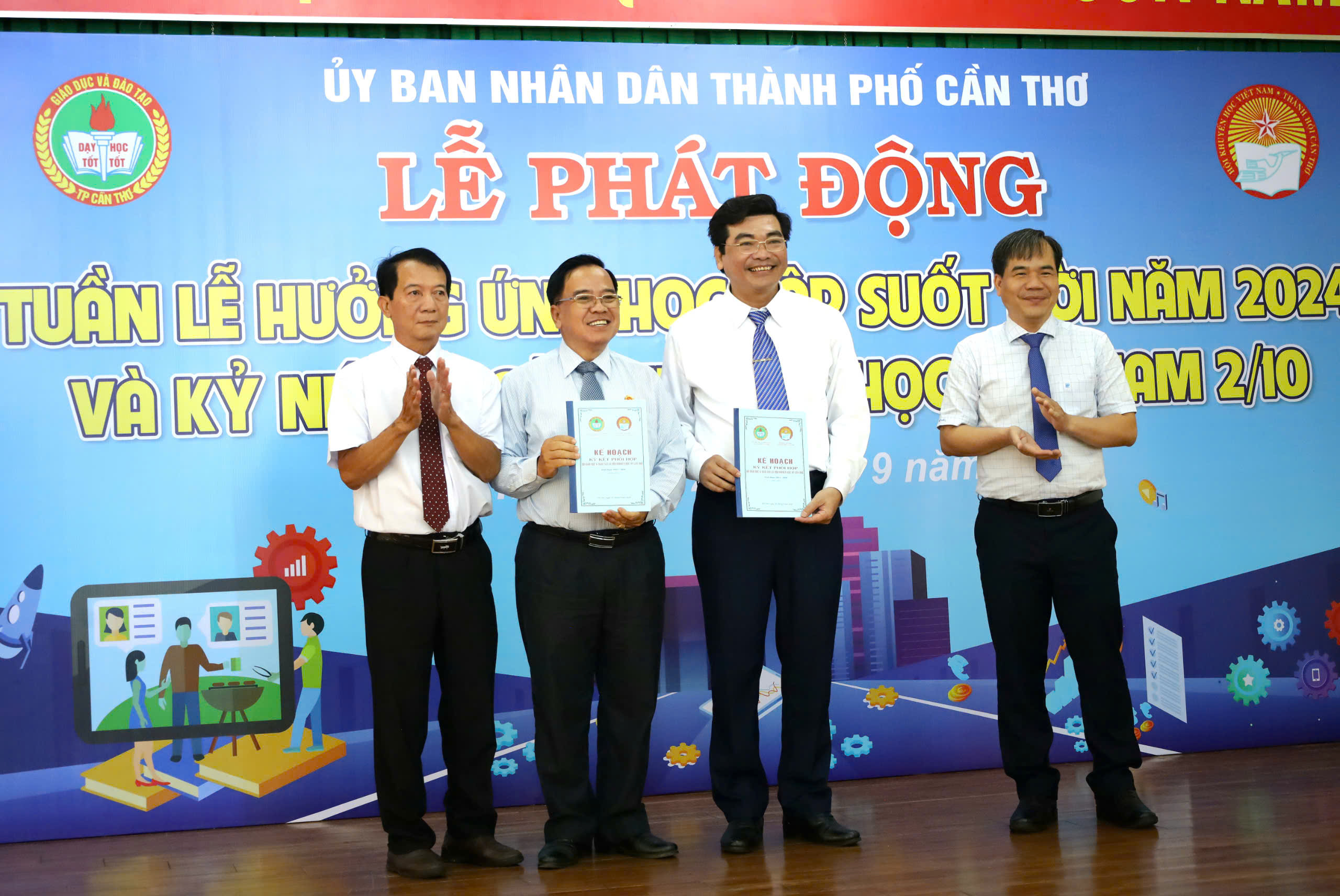 Ông Nguyễn Thanh Xuân - Chủ tịch Hội Khuyến học TP. Cần Thơ và ông Trần Thanh Bình - Giám đốc Sở GD-ĐT TP. Cần Thơ trao kế hoạch phối hợp công tác giữa 2 đơn vị.