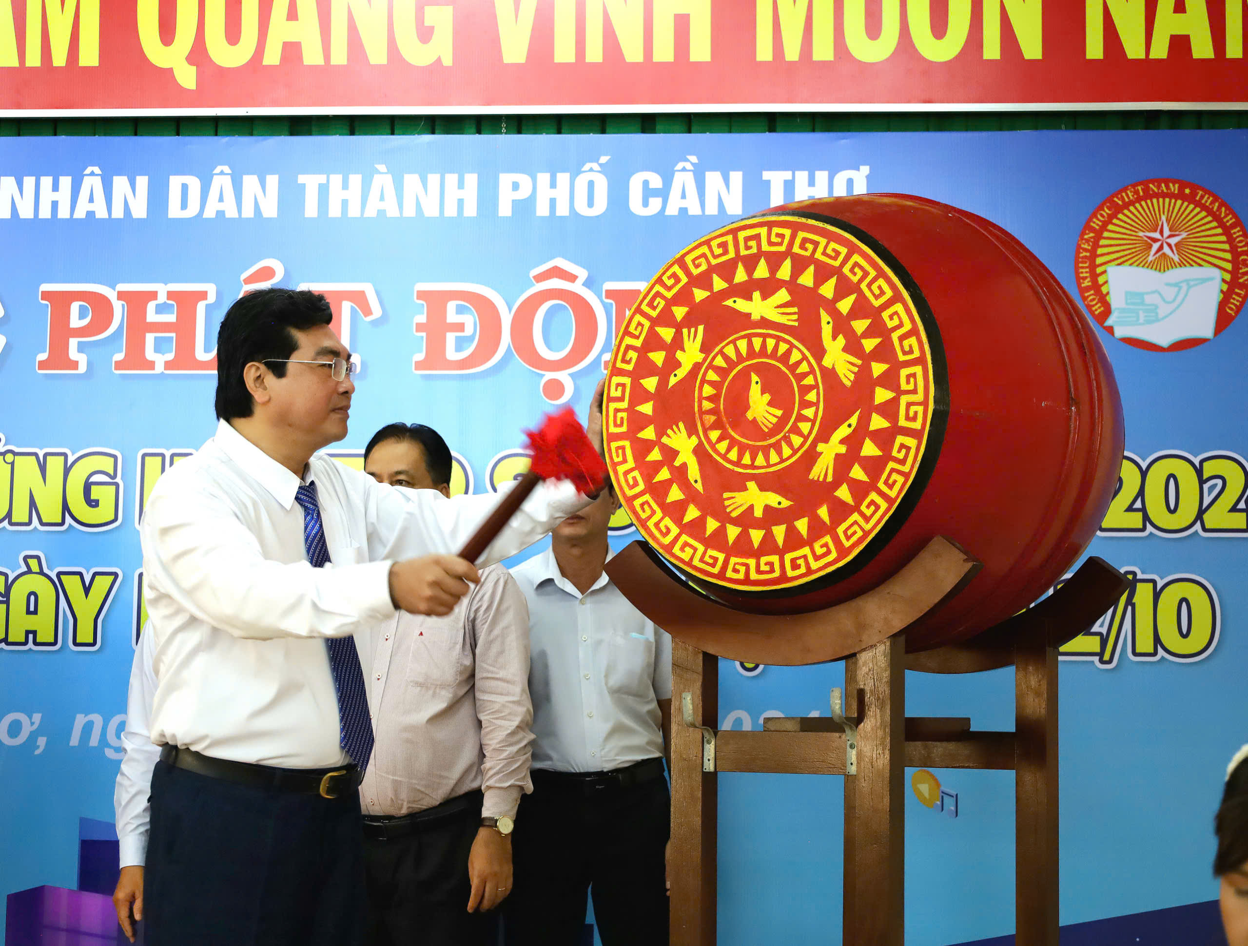 Ông Trần Thanh Bình - Giám đốc Sở GD-ĐT TP. Cần Thơ đánh trống truyền Thông điệp của Tuần lễ hưởng ứng học tập suốt đời năm 2024.